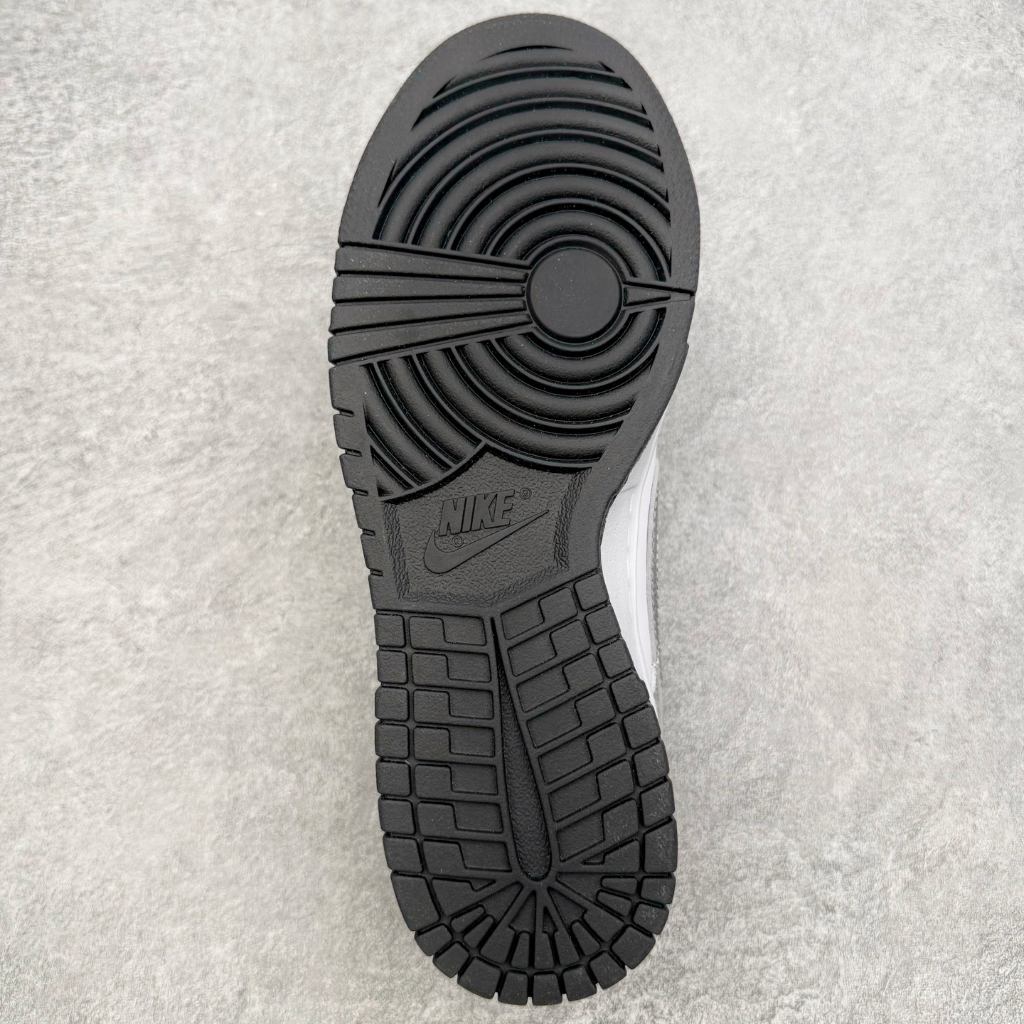 图片[9]-＃YC纯原 NK Dunk Low 银绽 DD1391-100 银霜为序，玫瑰为诗，当低调的白，邂逅泼墨般的银灰，仿佛寒夜凝结的霜华在鞋面悄然绽放，在光影流转间暗藏层次，呼应「银绽」之名。粗绳鞋带束起利落轮廓，侧身的黑色玫瑰，以暗纹刺绣悄然盛放，注入一抹不羁的浪漫基因。定制系列天花板 无原鞋不开发 全系列得物原鞋一比一校对开发 配色持续更新中 终端对接 优势输出 全套原厂楦头原纸板数据档案倾力打造 原汁原味莞产 极致还原 圈内最强针车工艺 高端零售指定版 广东原厂配套原盒原标 鞋盒分三个尺码段 原厂冲刀 超高清洁度 全鞋零毛边皮料切割 采用原厂百宏鞋带以及原厂百宏织唛舌标 内标可供原厂几率过验 进口原装条纹中底布 四线拉帮白色点胶 原厂拉帮手法遵循公司 原厂电绣 极致还原 SIZE 40 40.5 41 42 42.5 43 44 44.5 45 46-选品中心