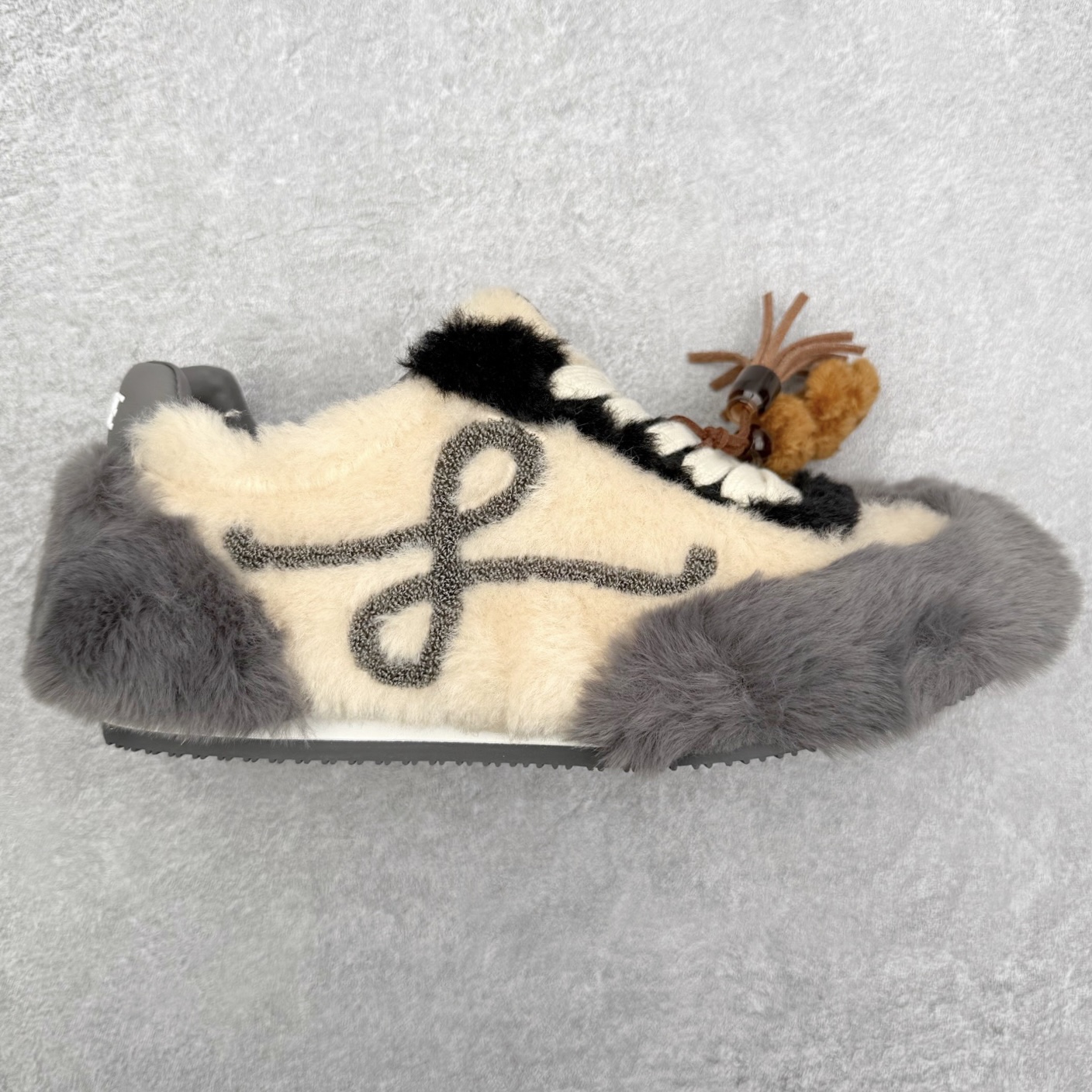 罗意威Loewe Ballet Runner 2.0 Sneakers 芭蕾舞2.0系列阿甘复古风德训薄底百搭休闲运动鞋 市面最高性价比 实体平台跑量 主打推荐好货 采用反绒牛皮革拼接头层皮饰片鞋面材质鞋身原装高密度防刮尼龙面料,极好柔软效果双层乳胶缓震鞋垫外部搭配轻量EVA缓震组合橡胶防滑片装外底不对称鞋头设计、袜状内部结构，轻盈橡胶外底延伸至鞋头 20 毫米鞋跟，附白色和同色系鞋带侧面饰有 L 徽标，鞋舌饰有压纹 Anagram 后跟标签饰有注塑橡胶 LOEWE 标志升级原楦型开发纸版全手工拉帮工艺成型 尺码：35 36 37 38 39 40 41 42 43 44 45-选品中心