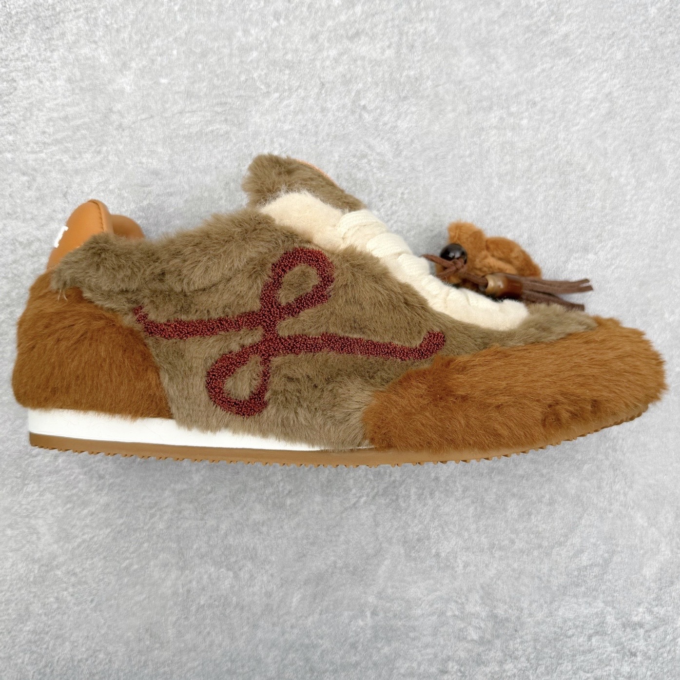 罗意威Loewe Ballet Runner 2.0 Sneakers 芭蕾舞2.0系列阿甘复古风德训薄底百搭休闲运动鞋 市面最高性价比 实体平台跑量 主打推荐好货 采用反绒牛皮革拼接头层皮饰片鞋面材质鞋身原装高密度防刮尼龙面料,极好柔软效果双层乳胶缓震鞋垫外部搭配轻量EVA缓震组合橡胶防滑片装外底不对称鞋头设计、袜状内部结构，轻盈橡胶外底延伸至鞋头 20 毫米鞋跟，附白色和同色系鞋带侧面饰有 L 徽标，鞋舌饰有压纹 Anagram 后跟标签饰有注塑橡胶 LOEWE 标志升级原楦型开发纸版全手工拉帮工艺成型 尺码：35 36 37 38 39 40 41 42 43 44 45-选品中心