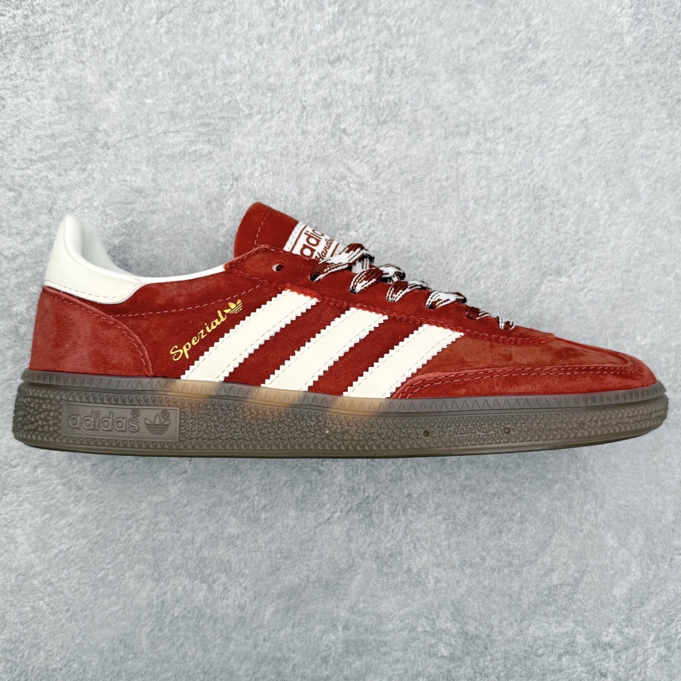 AD Originals Handball SPZL 手球运动员系列百搭休闲运动板鞋 KI5937 这款来自阿迪达斯的这款HANDBALL SPZL前身是一双手球运动鞋，这一次拿来复刻，所以鞋面的主要色彩选用了黑色， 鞋面外侧除了Spezial字母之外还有三叶草标志。Handball SPZL作为复古手球训练鞋与作为室内足球鞋的Samba有着异曲同工之处，但是质感更为出众的鞋身以及丰富的配色选择比起Samba来讲可以说是更胜一筹了！尺码：36 36⅔ 37⅓ 38 38⅔ 39⅓ 40 40⅔ 41⅓ 42 42⅔ 43⅓ 44 45-选品中心