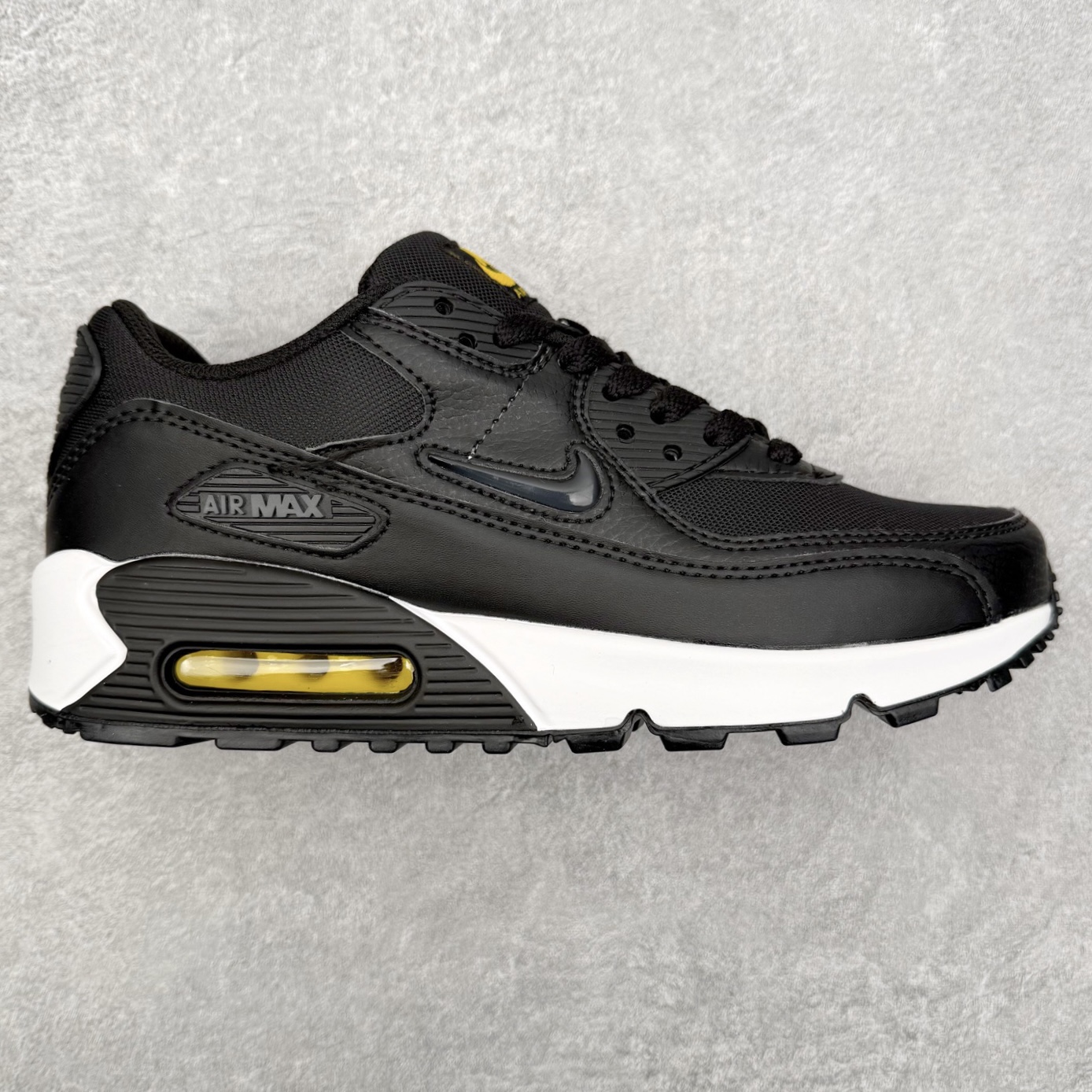 ＃MX版 NK Air MAX 90 气垫复古减震跑步鞋 FN8005-002 经典重温 独家陆续补货 外单专供大厂出品 品质稳定 一百余色 终端操作 Air Max 90于1990年推出 来自Air Max系列 在Air Max 1的基础上改进而得 增加了气垫面积 外型上也更为流线 最特別的就是加入了菱纹塑胶嵌板 为Air Max 90增添了许多潮流气息 皮革鞋面 造就出色耐穿性和支撑力 Max Air缓震配置搭配泡棉中底 令Air Max 90轻盈而舒适 华夫格橡胶外底 铸就Air Max 90非凡的抓地力 而Air Max 90不仅是一双跑鞋 它成功跨越了时间的演进 成为了球鞋文化与潮流圈中最熟为人知的鞋款之一 尺码：36 36.5 37.5 38 38.5 39 40 40.5 41 42 42.5 43 44 44.5 45-选品中心