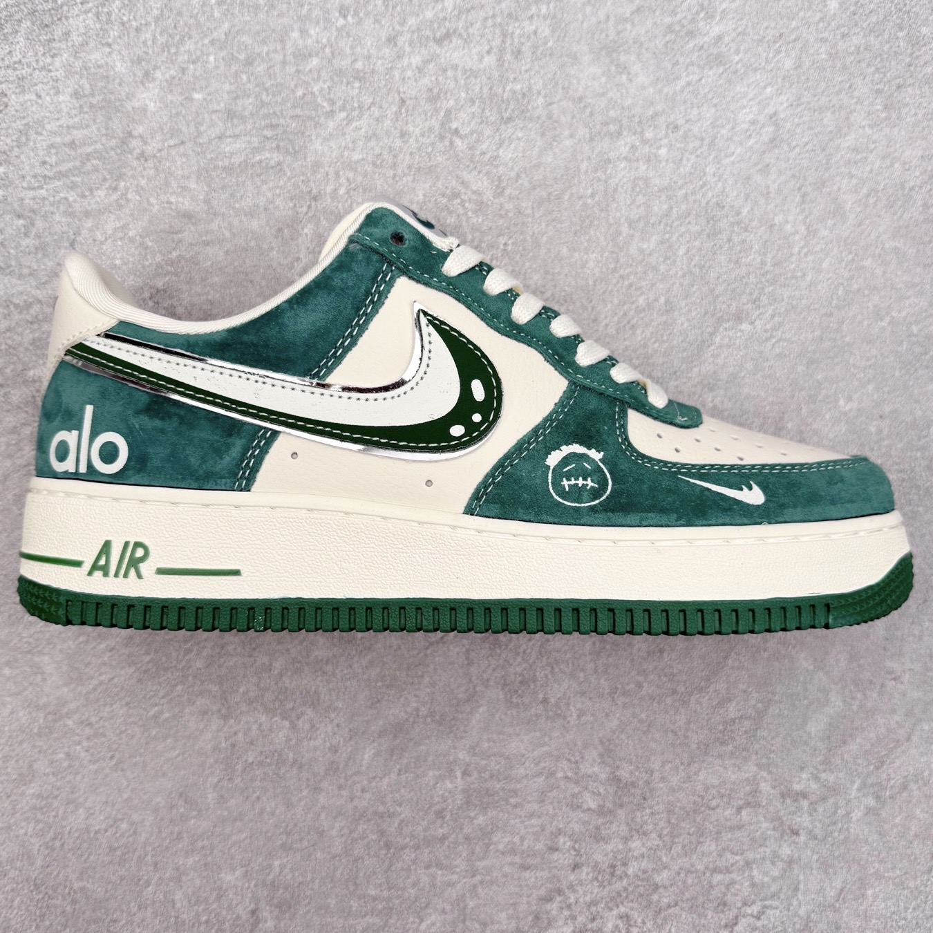 NK Air Force 1´07 Low 空军一号低帮百搭休闲运动板鞋 SY1388-001 柔软、弹性十足的缓震性能和出色的中底设计 横跨复古与现代的外型结合 造就出风靡全球 三十多年的Force 1 直到今天还深受青睐 实拍调校N版已经零色差零失真 百分百还原实物色彩所见即所得 不存在货不对板色差等低级问题 选购参考实物拍摄 不混卖不参货 只用心做好货严格选品 承诺混一赔十 尺码：36 36.5 37.5 38 38.5 39 40 40.5 41 42 42.5 43 44 44.5 45-选品中心