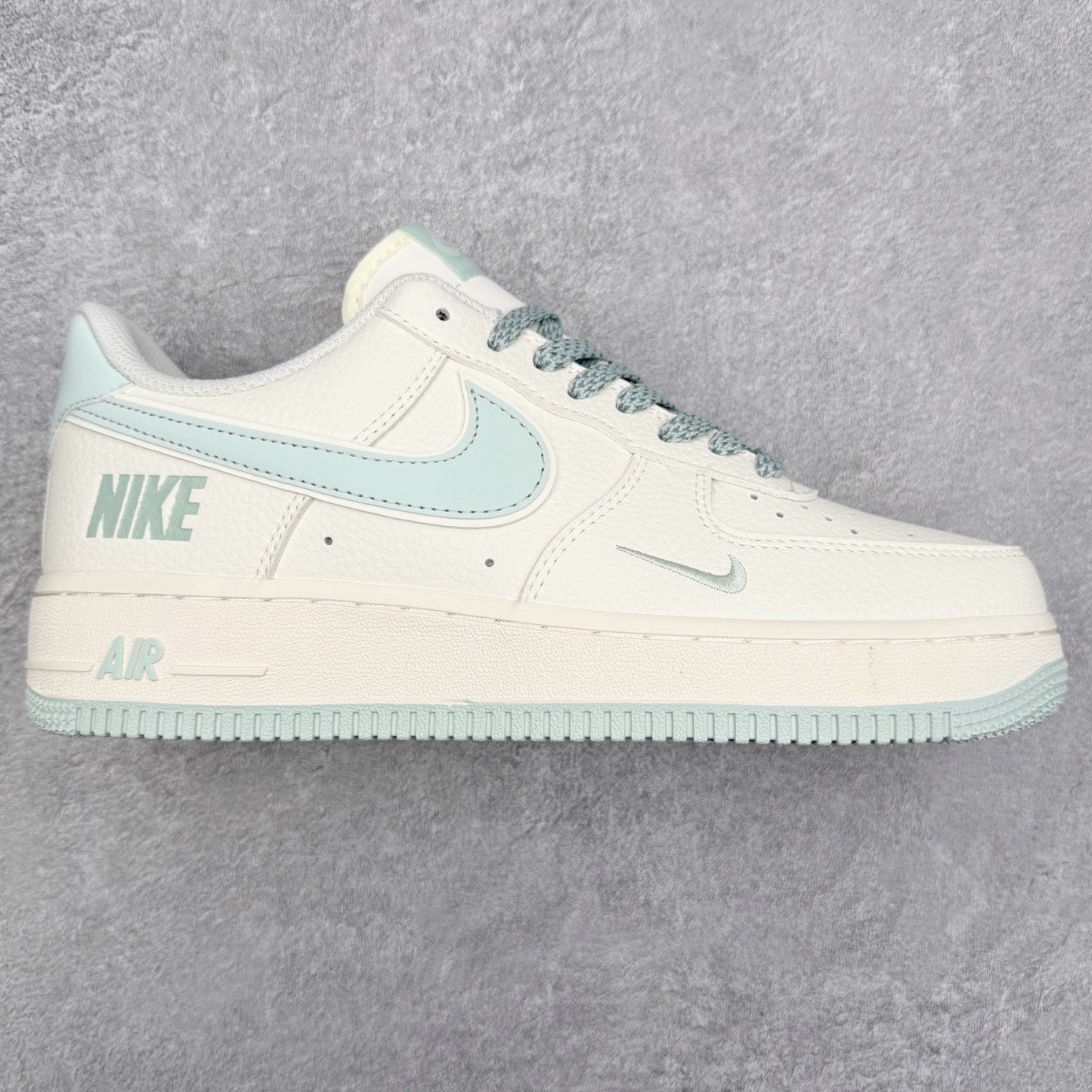 NK Air Force 1´07 Low 空军一号低帮百搭休闲运动板鞋 GL6835-011 柔软、弹性十足的缓震性能和出色的中底设计 横跨复古与现代的外型结合 造就出风靡全球 三十多年的Force 1 直到今天还深受青睐 实拍调校N版已经零色差零失真 百分百还原实物色彩所见即所得 不存在货不对板色差等低级问题 选购参考实物拍摄 不混卖不参货 只用心做好货严格选品 承诺混一赔十 尺码：36 36.5 37.5 38 38.5 39 40 40.5 41 42 42.5 43 44 44.5 45-选品中心