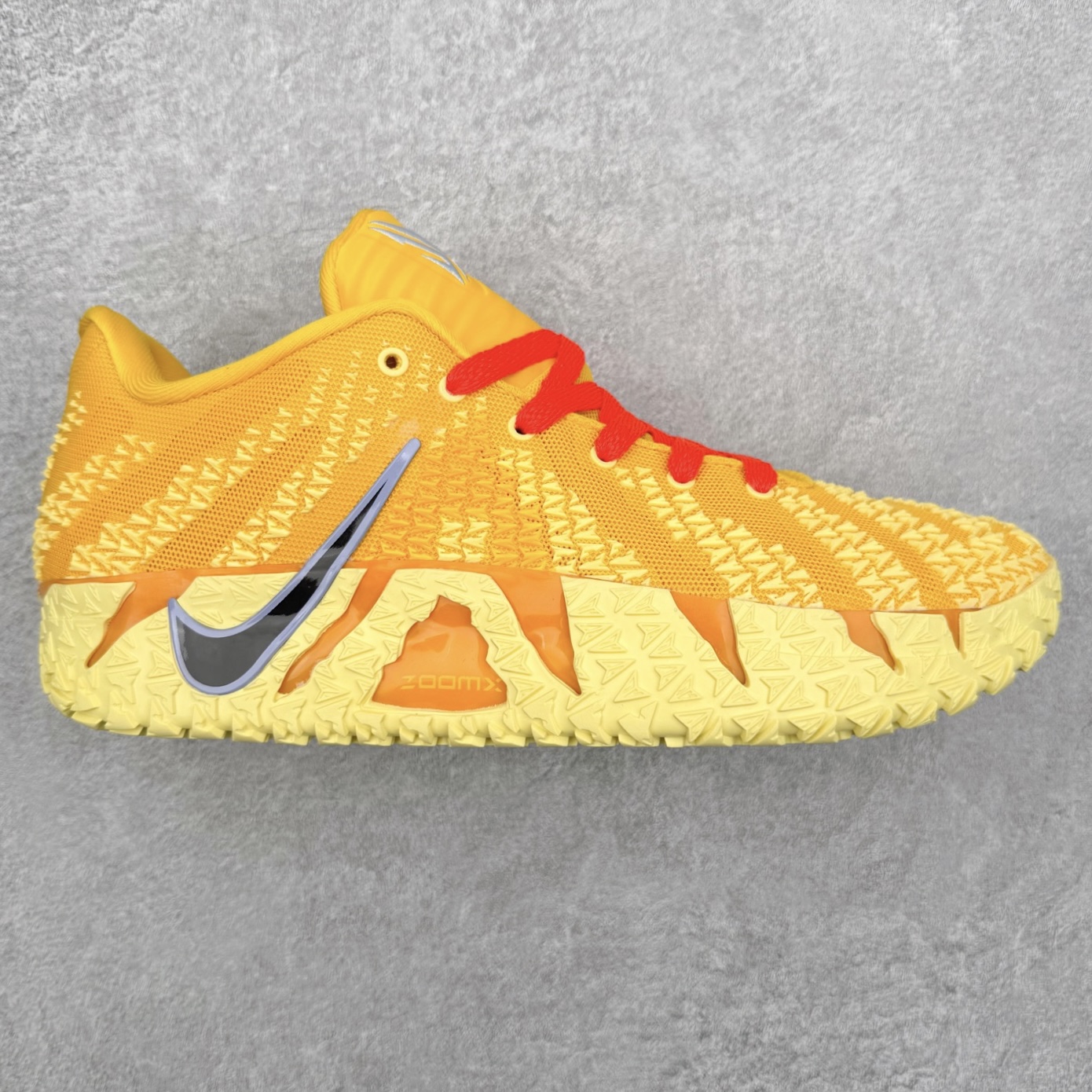 NK JA3 EP 莫兰特三代低帮篮球鞋 以鲜艳明亮的色调脱颖而出。鞋舌上醒目地展示着 “ JA ” 标志，而后跟上的 “ 12 ：AM ” 则以独特的设计呈现。鞋头和鞋舌采用透气运动网布制成，确保舒适耐用。在第一款鞋型的基础上进行了重大升级，采用更为挺拔的鞋口设计，为脚踝带来更佳的包裹与支撑感。侧面独特波纹纹理细节，打破了单调，赋予鞋子灵动与活力的视觉体验。中底部分巧妙借鉴了科比 5 的经典元素，融入斑点细节，增强了整体美学吸引力。实拍调校N版已经零色差零失真 百分百还原实物色彩所见即所得 不存在货不对板色差等低级问题 选购参考实物拍摄 不混卖不参货 只用心做好货严格选品 承诺混一赔十 尺码：40 40.5 41 42 42.5 43 44 44.5 45 46-选品中心