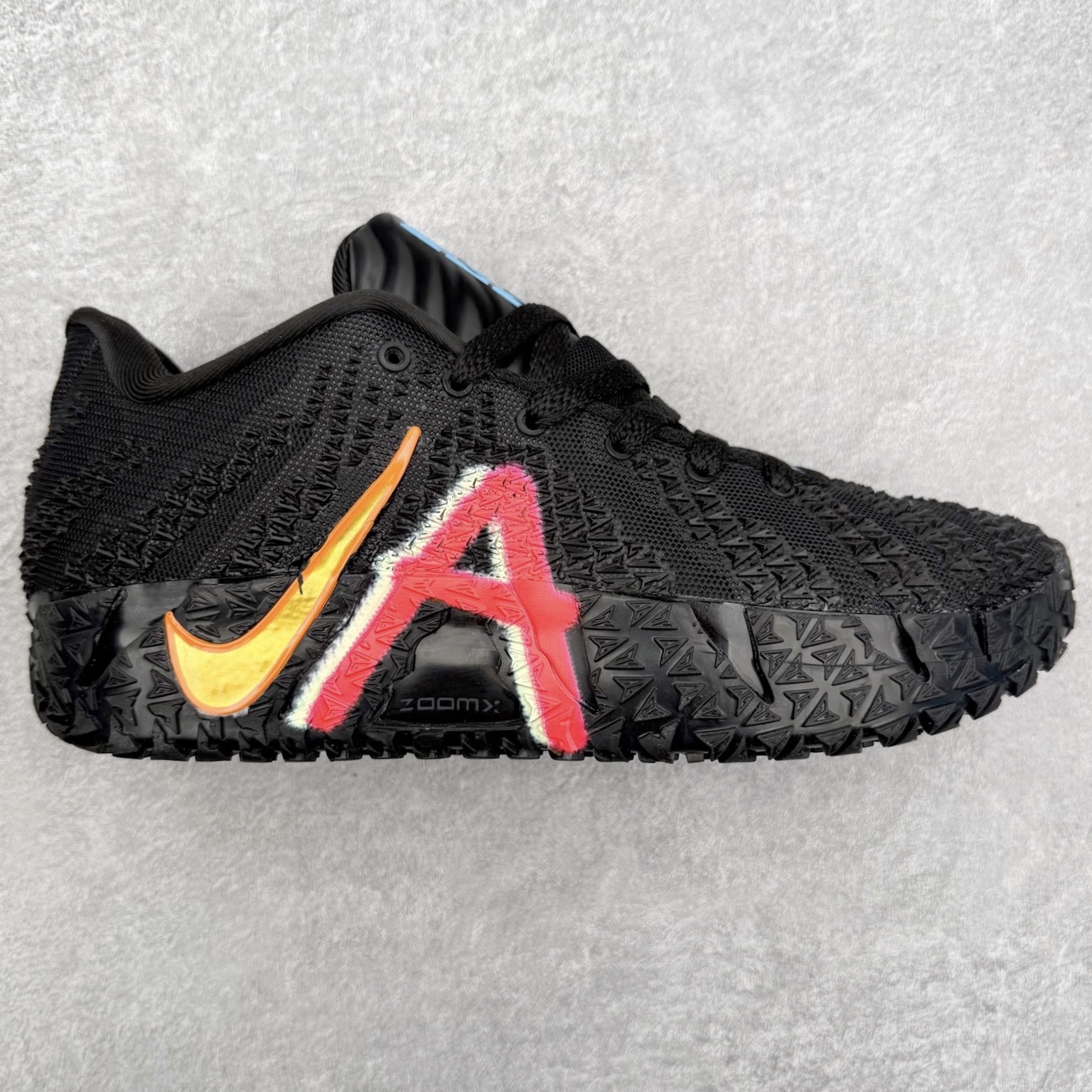 NK JA3 EP 莫兰特三代低帮篮球鞋 以鲜艳明亮的色调脱颖而出。鞋舌上醒目地展示着 “ JA ” 标志，而后跟上的 “ 12 ：AM ” 则以独特的设计呈现。鞋头和鞋舌采用透气运动网布制成，确保舒适耐用。在第一款鞋型的基础上进行了重大升级，采用更为挺拔的鞋口设计，为脚踝带来更佳的包裹与支撑感。侧面独特波纹纹理细节，打破了单调，赋予鞋子灵动与活力的视觉体验。中底部分巧妙借鉴了科比 5 的经典元素，融入斑点细节，增强了整体美学吸引力。实拍调校N版已经零色差零失真 百分百还原实物色彩所见即所得 不存在货不对板色差等低级问题 选购参考实物拍摄 不混卖不参货 只用心做好货严格选品 承诺混一赔十 尺码：40 40.5 41 42 42.5 43 44 44.5 45 46-选品中心