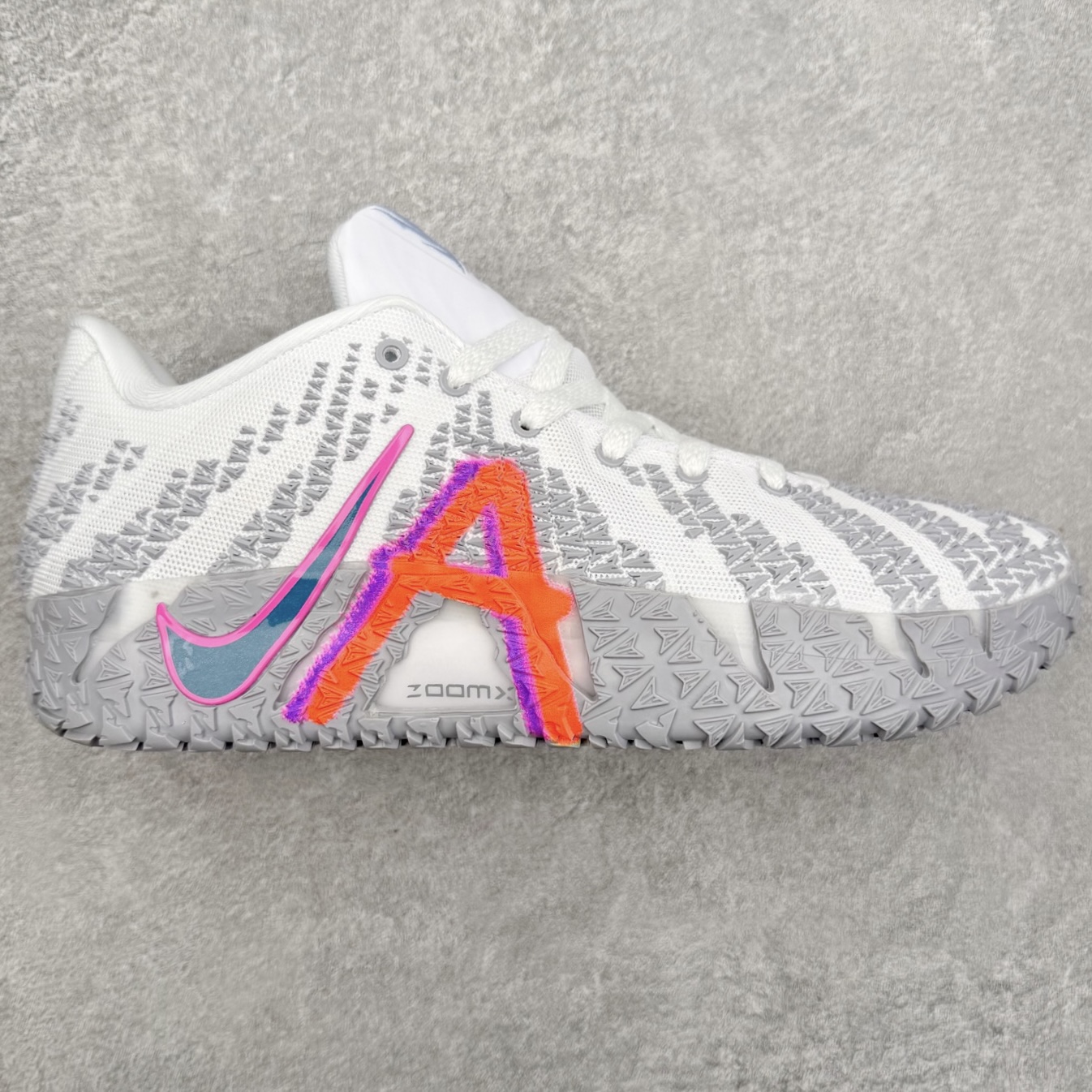 NK JA3 EP 莫兰特三代低帮篮球鞋 以鲜艳明亮的色调脱颖而出。鞋舌上醒目地展示着 “ JA ” 标志，而后跟上的 “ 12 ：AM ” 则以独特的设计呈现。鞋头和鞋舌采用透气运动网布制成，确保舒适耐用。在第一款鞋型的基础上进行了重大升级，采用更为挺拔的鞋口设计，为脚踝带来更佳的包裹与支撑感。侧面独特波纹纹理细节，打破了单调，赋予鞋子灵动与活力的视觉体验。中底部分巧妙借鉴了科比 5 的经典元素，融入斑点细节，增强了整体美学吸引力。实拍调校N版已经零色差零失真 百分百还原实物色彩所见即所得 不存在货不对板色差等低级问题 选购参考实物拍摄 不混卖不参货 只用心做好货严格选品 承诺混一赔十 尺码：40 40.5 41 42 42.5 43 44 44.5 45 46-选品中心