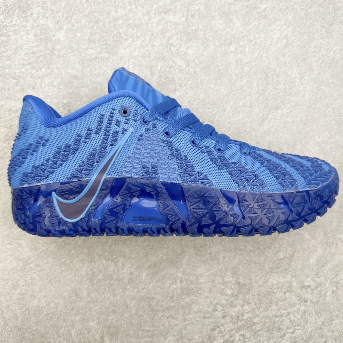 NK JA3 EP 莫兰特三代低帮篮球鞋 以鲜艳明亮的色调脱颖而出。鞋舌上醒目地展示着 “ JA ” 标志，而后跟上的 “ 12 ：AM ” 则以独特的设计呈现。鞋头和鞋舌采用透气运动网布制成，确保舒适耐用。在第一款鞋型的基础上进行了重大升级，采用更为挺拔的鞋口设计，为脚踝带来更佳的包裹与支撑感。侧面独特波纹纹理细节，打破了单调，赋予鞋子灵动与活力的视觉体验。中底部分巧妙借鉴了科比 5 的经典元素，融入斑点细节，增强了整体美学吸引力。实拍调校N版已经零色差零失真 百分百还原实物色彩所见即所得 不存在货不对板色差等低级问题 选购参考实物拍摄 不混卖不参货 只用心做好货严格选品 承诺混一赔十 尺码：40 40.5 41 42 42.5 43 44 44.5 45 46-选品中心