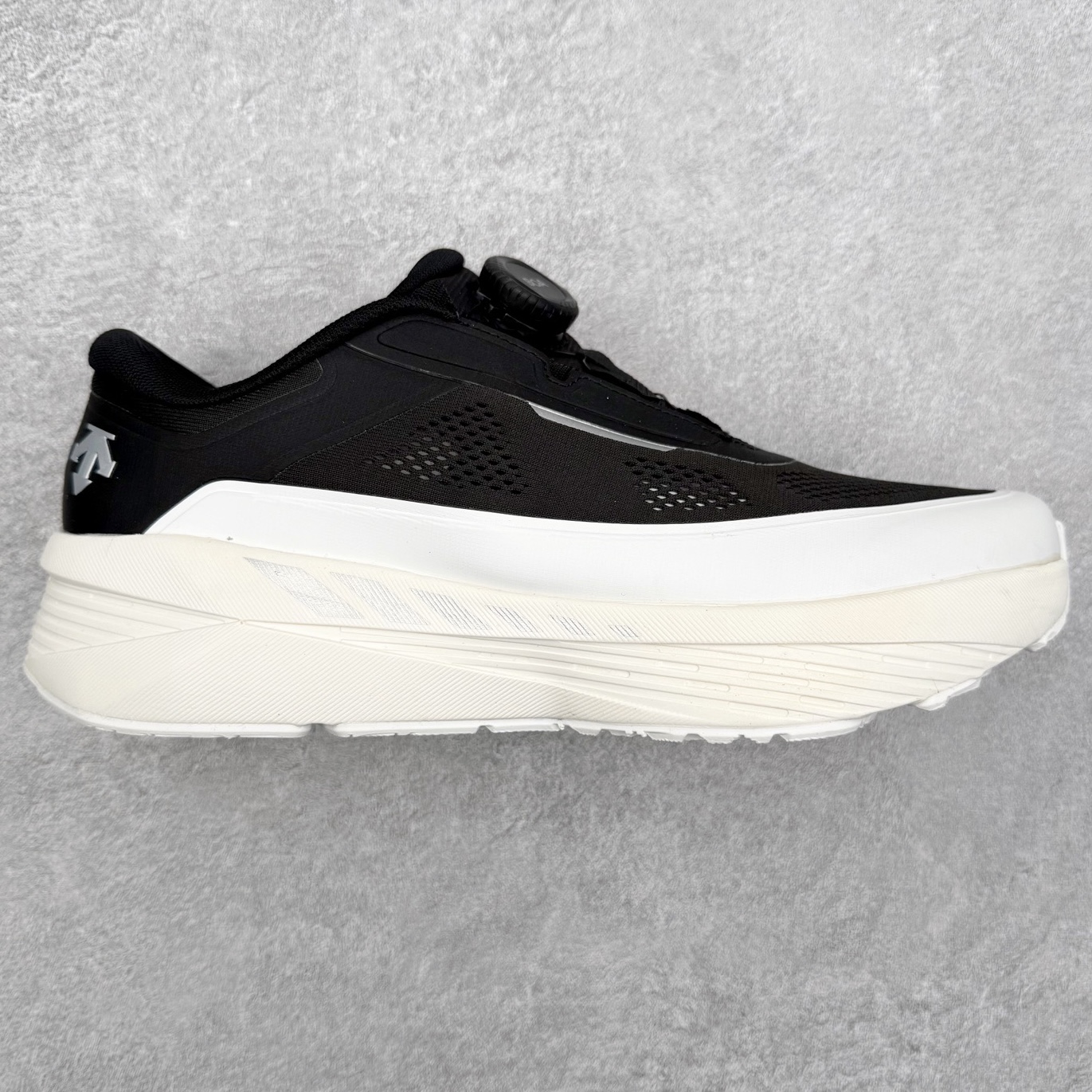 DESCENTE Dualis Dulis Wire Wp 运动低帮生活休闲鞋 DESCENTE（迪桑特）创立于1935年，品牌名取自法语词汇，意为“滑降”。品牌箭头标识代表滑雪的三种技术“高速直线滑行”、“穿越”和“侧滑”，也寓意品牌在打造高端专业运动产品中不断追求完美的创新精神，致力于成为中国高端专业滑雪、综训、女子、铁人三项、高尔夫的第一品牌。尺码：39 40 41 42 43 44 45-选品中心