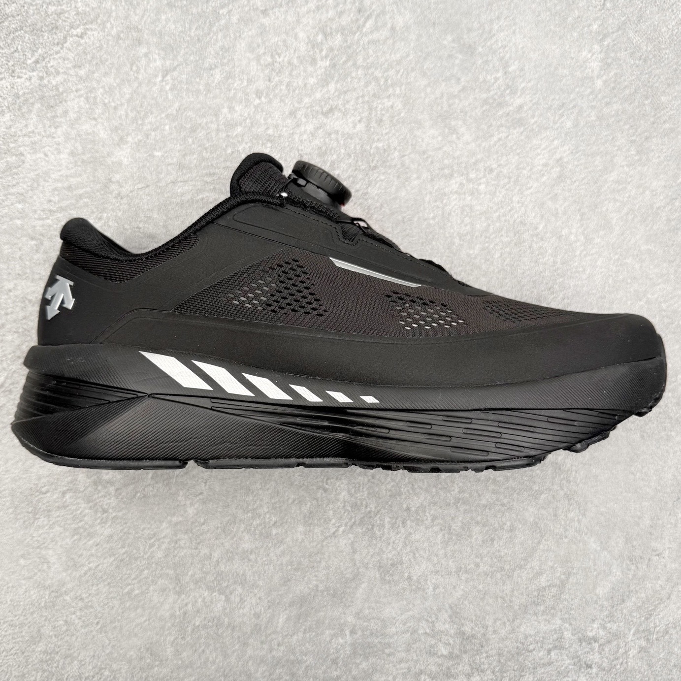 DESCENTE Dualis Dulis Wire Wp 运动低帮生活休闲鞋 DESCENTE（迪桑特）创立于1935年，品牌名取自法语词汇，意为“滑降”。品牌箭头标识代表滑雪的三种技术“高速直线滑行”、“穿越”和“侧滑”，也寓意品牌在打造高端专业运动产品中不断追求完美的创新精神，致力于成为中国高端专业滑雪、综训、女子、铁人三项、高尔夫的第一品牌。尺码：39 40 41 42 43 44 45-选品中心