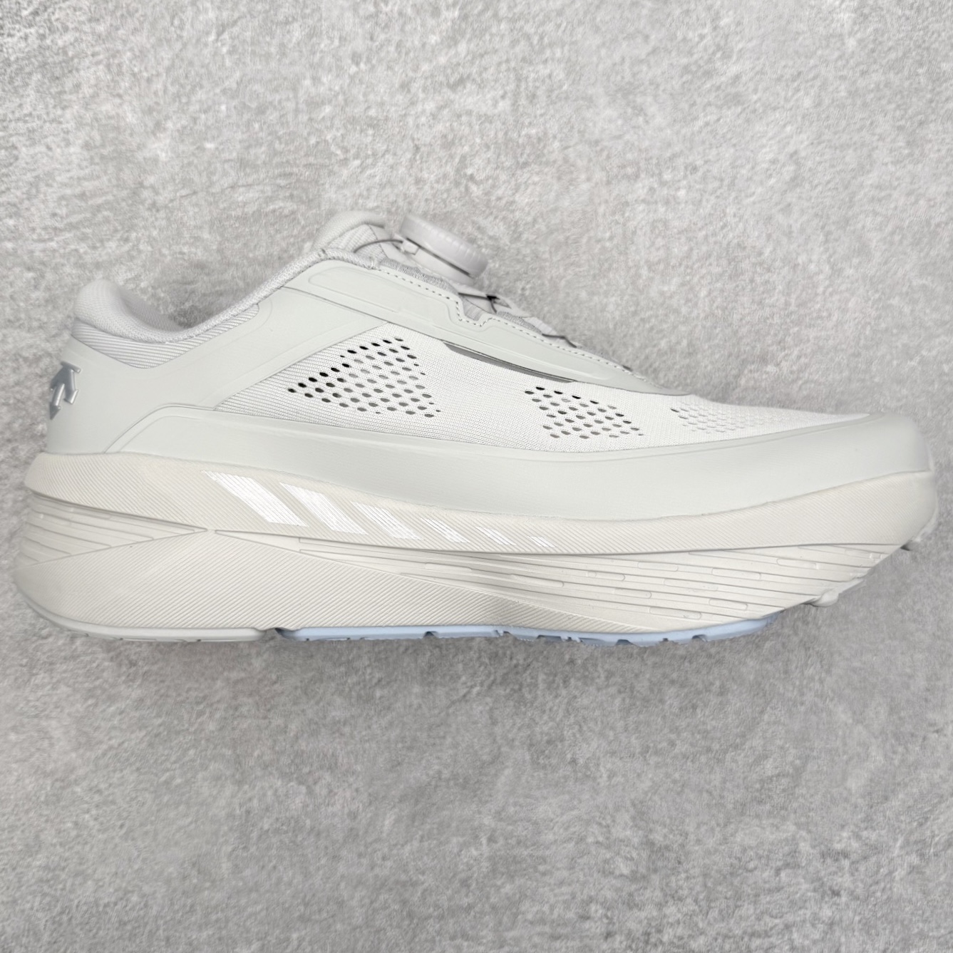 DESCENTE Dualis Dulis Wire Wp 运动低帮生活休闲鞋 DESCENTE（迪桑特）创立于1935年，品牌名取自法语词汇，意为“滑降”。品牌箭头标识代表滑雪的三种技术“高速直线滑行”、“穿越”和“侧滑”，也寓意品牌在打造高端专业运动产品中不断追求完美的创新精神，致力于成为中国高端专业滑雪、综训、女子、铁人三项、高尔夫的第一品牌。尺码：39 40 41 42 43 44 45-选品中心