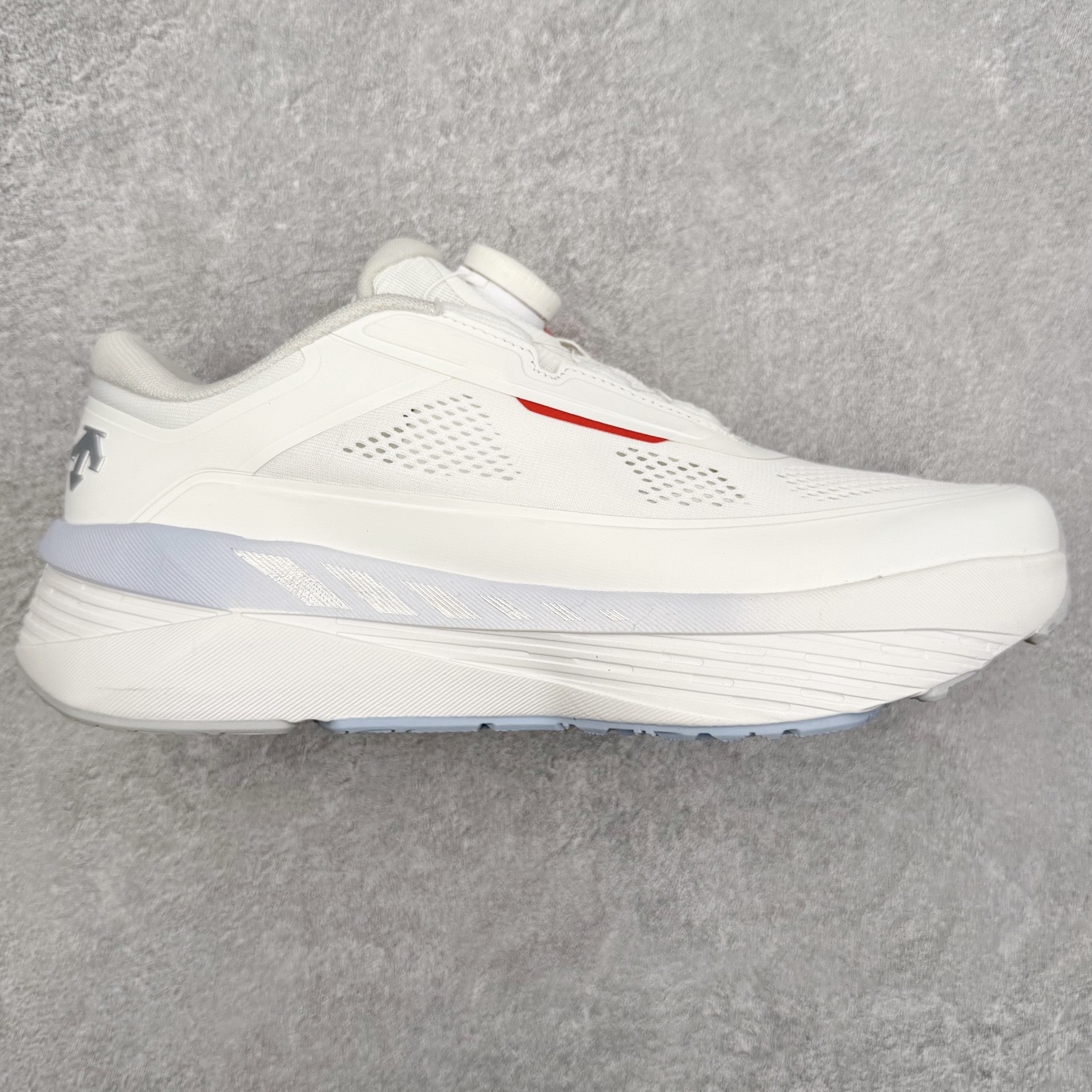 DESCENTE Dualis Dulis Wire Wp 运动低帮生活休闲鞋 DESCENTE（迪桑特）创立于1935年，品牌名取自法语词汇，意为“滑降”。品牌箭头标识代表滑雪的三种技术“高速直线滑行”、“穿越”和“侧滑”，也寓意品牌在打造高端专业运动产品中不断追求完美的创新精神，致力于成为中国高端专业滑雪、综训、女子、铁人三项、高尔夫的第一品牌。尺码：39 40 41 42 43 44 45-选品中心