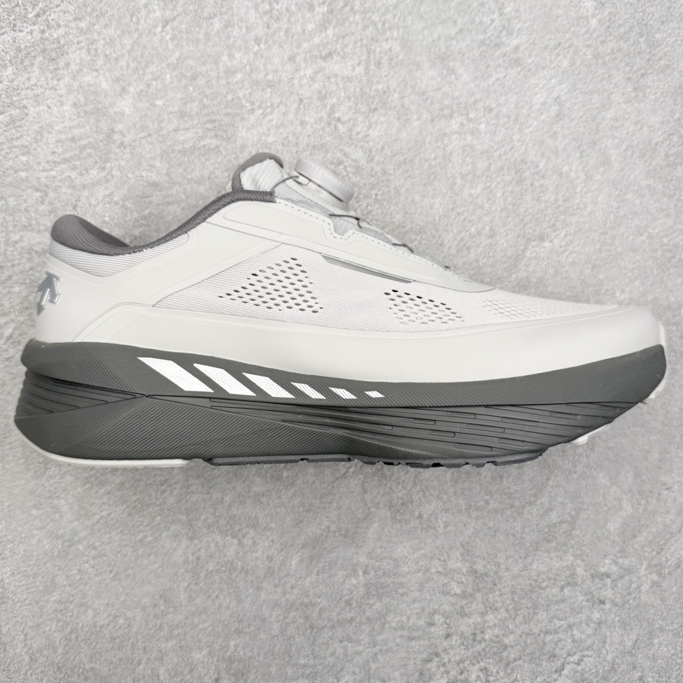 DESCENTE Dualis Dulis Wire Wp 运动低帮生活休闲鞋 DESCENTE（迪桑特）创立于1935年，品牌名取自法语词汇，意为“滑降”。品牌箭头标识代表滑雪的三种技术“高速直线滑行”、“穿越”和“侧滑”，也寓意品牌在打造高端专业运动产品中不断追求完美的创新精神，致力于成为中国高端专业滑雪、综训、女子、铁人三项、高尔夫的第一品牌。尺码：39 40 41 42 43 44 45-选品中心