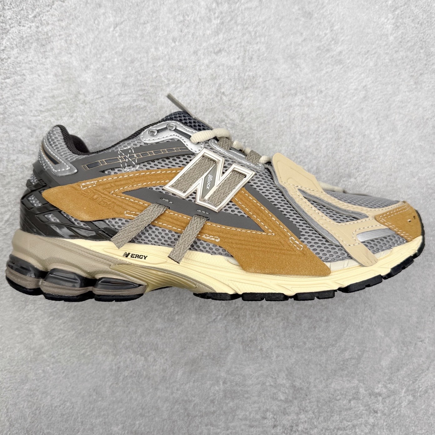 New Balance M1906R NB新百伦系列复古老爹风休闲运动慢跑鞋 日韩出口特供订单 全网最全配色 配套商长期套现长期补货 全新货品 正常出厂触屏不到的单价 超级跑量款 全套原楦原纸板原厂数据开发 进口三明治网面 原装进口翻毛皮料正确绒感卡色 正确中底拉帮中底网布细节 采用轻质牛剖革拼接透气网眼衬垫织物鞋面材质 T-Beam大底提供足步弓支撑 保持步态稳定 后跟搭载外露缓震胶 鞋身整体以各种深浅不一的灰色覆盖 鞋头以淡蓝色调装饰 网眼衬垫通过不规律的色块实现做旧的美感 泛黄的鞋底更是进一步增添了复古气息 尺码：36 37 37.5 38 38.5 39.5 40 40.5 41.5 42 42.5 43 44 45-选品中心