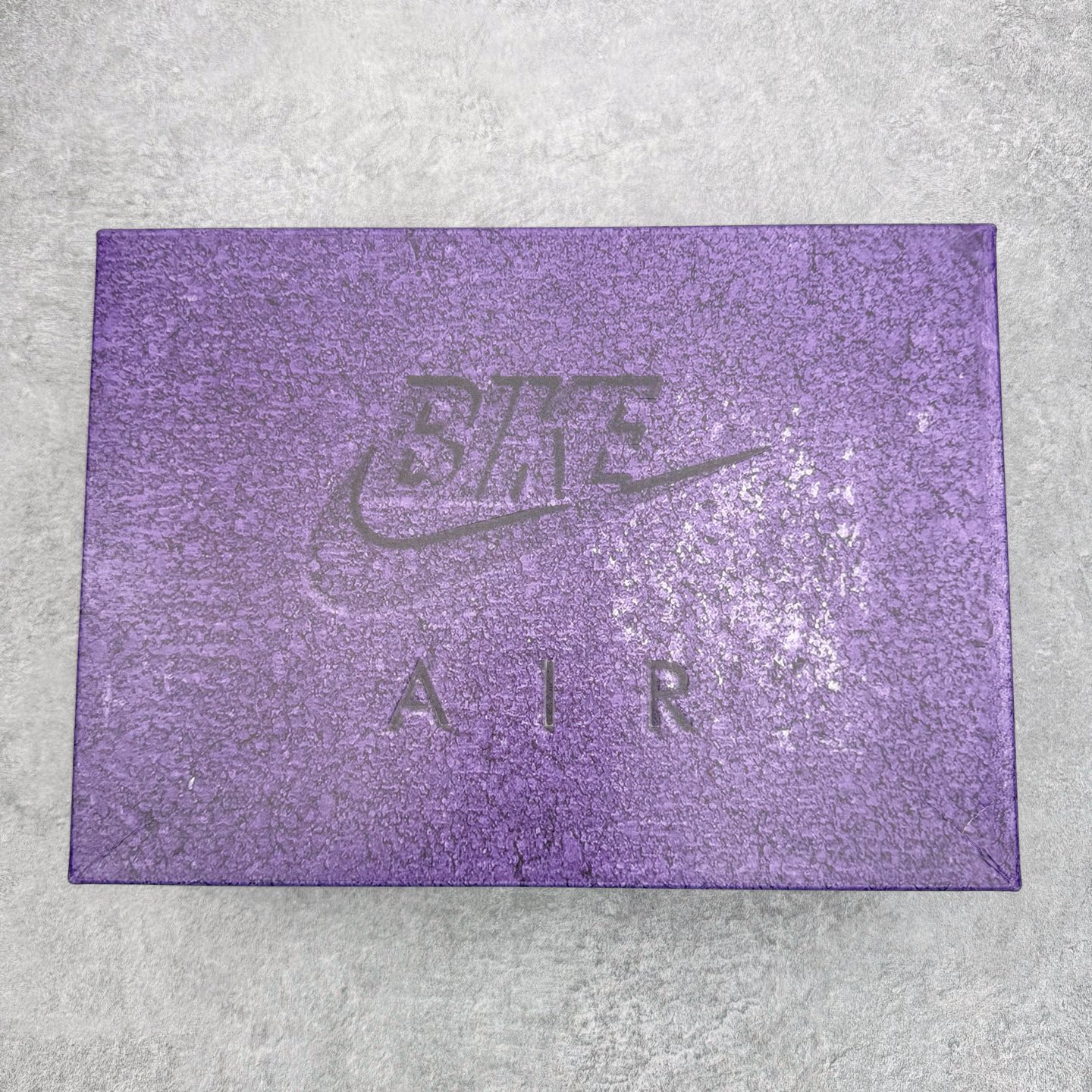 图片[10]-＃GX Nigel Sylvester x Air Jordan AJ4 Retro 联名紫色 货号：HF4340-500 圈内最强四代 独家外贸特供尺码含 45.5 49.5 50.5 耗时半年巨作 全套原纸板楦头开发 原厂特供皮料加持 确保原汁原味 完美呈现四代版型 一比一鞋头弧度高度鞋身弧度 数据细节工艺流程均保持原鞋一致 原厂TPU网格鞋带扣 正确内里网布 菱角分明不变形无多余毛边 柔软性质感一致于原鞋 市场唯一原厂鞋扣模具 背面可见隐藏注塑口 原厂织唛标 原厂飞人电绣工艺 尾指中部跳三针 独家绑鞋带手法 印刷中底布 四线拉帮 米色美纹纸贴合固定 进口港宝加持 后跟自然饱满 全鞋荧光划线卡点 追求极致完美 每一双都是工艺品 多重QC质检 超越公司货的品控标准 实实在在的免检产品 尺码：40 40.5 41 42 42.5 43 44 44.5 45 45.5 46 47.5 48.5 49.5 50.5-选品中心