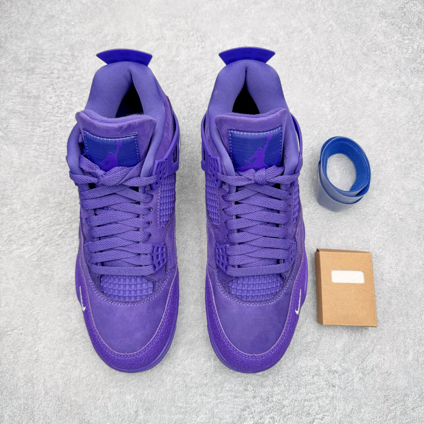 图片[2]-＃GX Nigel Sylvester x Air Jordan AJ4 Retro 联名紫色 货号：HF4340-500 圈内最强四代 独家外贸特供尺码含 45.5 49.5 50.5 耗时半年巨作 全套原纸板楦头开发 原厂特供皮料加持 确保原汁原味 完美呈现四代版型 一比一鞋头弧度高度鞋身弧度 数据细节工艺流程均保持原鞋一致 原厂TPU网格鞋带扣 正确内里网布 菱角分明不变形无多余毛边 柔软性质感一致于原鞋 市场唯一原厂鞋扣模具 背面可见隐藏注塑口 原厂织唛标 原厂飞人电绣工艺 尾指中部跳三针 独家绑鞋带手法 印刷中底布 四线拉帮 米色美纹纸贴合固定 进口港宝加持 后跟自然饱满 全鞋荧光划线卡点 追求极致完美 每一双都是工艺品 多重QC质检 超越公司货的品控标准 实实在在的免检产品 尺码：40 40.5 41 42 42.5 43 44 44.5 45 45.5 46 47.5 48.5 49.5 50.5-选品中心