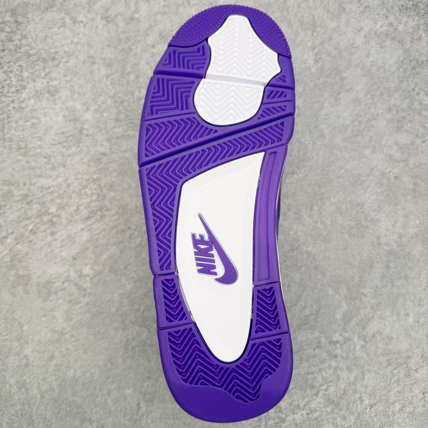 图片[9]-＃GX Nigel Sylvester x Air Jordan AJ4 Retro 联名紫色 货号：HF4340-500 圈内最强四代 独家外贸特供尺码含 45.5 49.5 50.5 耗时半年巨作 全套原纸板楦头开发 原厂特供皮料加持 确保原汁原味 完美呈现四代版型 一比一鞋头弧度高度鞋身弧度 数据细节工艺流程均保持原鞋一致 原厂TPU网格鞋带扣 正确内里网布 菱角分明不变形无多余毛边 柔软性质感一致于原鞋 市场唯一原厂鞋扣模具 背面可见隐藏注塑口 原厂织唛标 原厂飞人电绣工艺 尾指中部跳三针 独家绑鞋带手法 印刷中底布 四线拉帮 米色美纹纸贴合固定 进口港宝加持 后跟自然饱满 全鞋荧光划线卡点 追求极致完美 每一双都是工艺品 多重QC质检 超越公司货的品控标准 实实在在的免检产品 尺码：40 40.5 41 42 42.5 43 44 44.5 45 45.5 46 47.5 48.5 49.5 50.5-选品中心