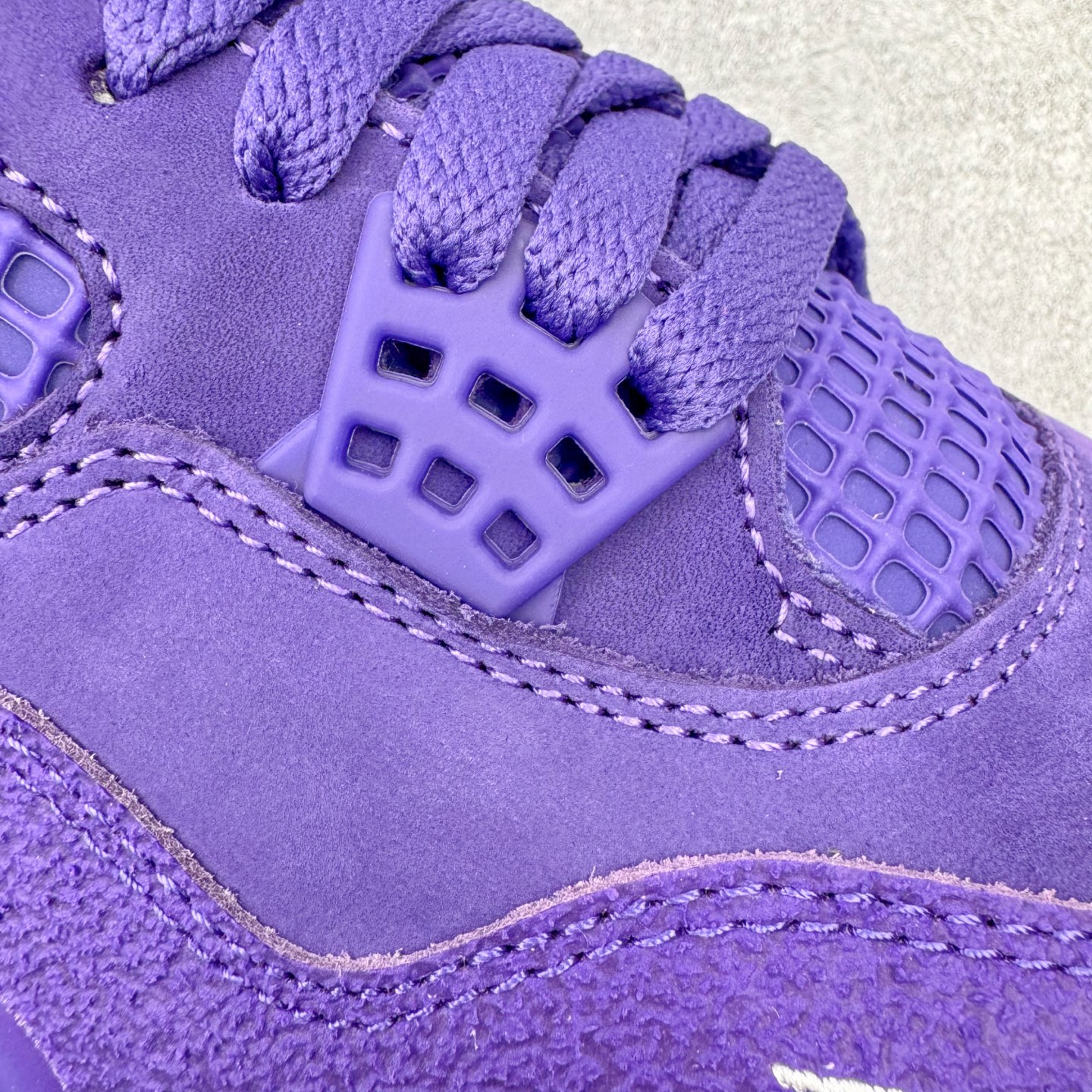 图片[16]-＃GX Nigel Sylvester x Air Jordan AJ4 Retro 联名紫色 货号：HF4340-500 圈内最强四代 独家外贸特供尺码含 45.5 49.5 50.5 耗时半年巨作 全套原纸板楦头开发 原厂特供皮料加持 确保原汁原味 完美呈现四代版型 一比一鞋头弧度高度鞋身弧度 数据细节工艺流程均保持原鞋一致 原厂TPU网格鞋带扣 正确内里网布 菱角分明不变形无多余毛边 柔软性质感一致于原鞋 市场唯一原厂鞋扣模具 背面可见隐藏注塑口 原厂织唛标 原厂飞人电绣工艺 尾指中部跳三针 独家绑鞋带手法 印刷中底布 四线拉帮 米色美纹纸贴合固定 进口港宝加持 后跟自然饱满 全鞋荧光划线卡点 追求极致完美 每一双都是工艺品 多重QC质检 超越公司货的品控标准 实实在在的免检产品 尺码：40 40.5 41 42 42.5 43 44 44.5 45 45.5 46 47.5 48.5 49.5 50.5-选品中心