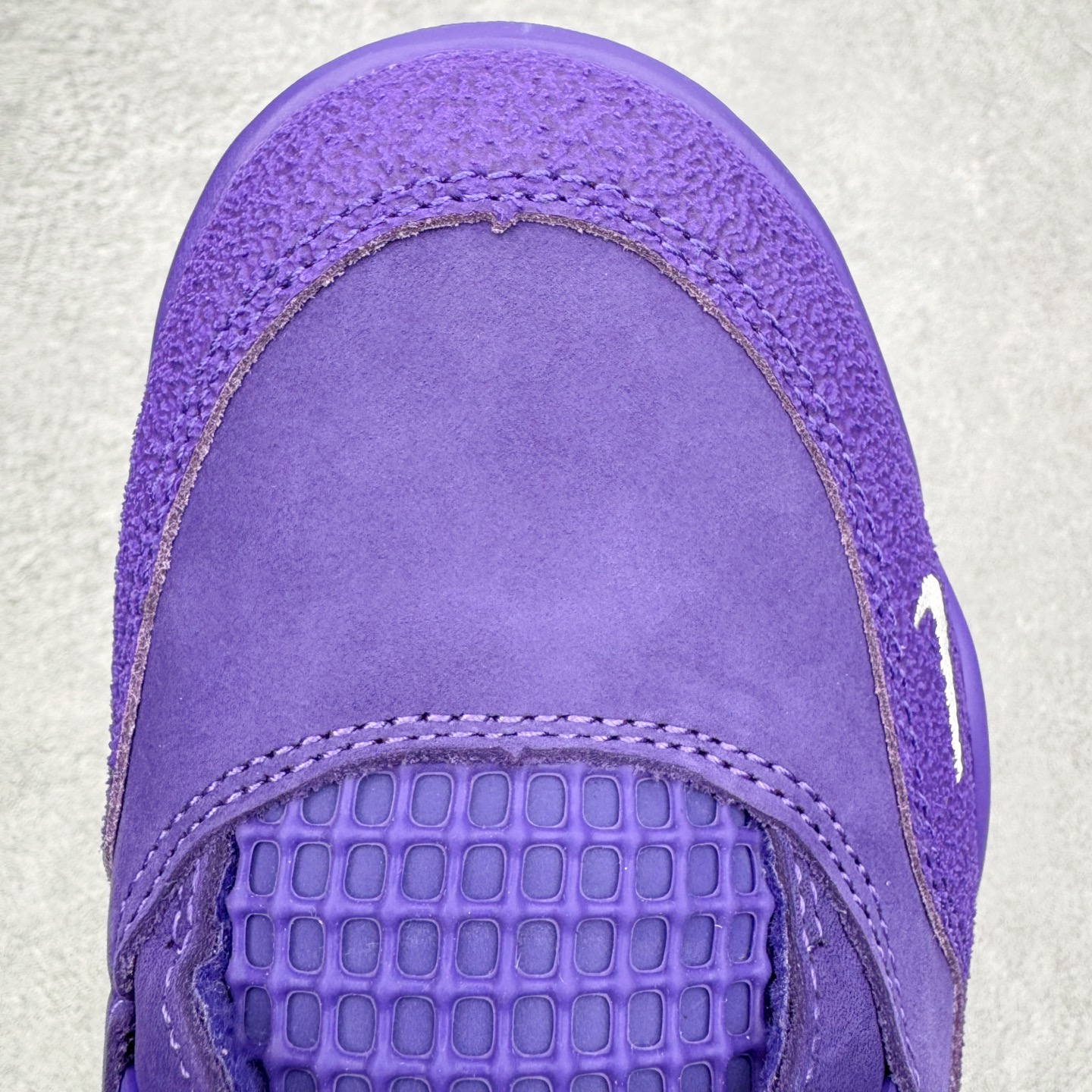 图片[17]-＃GX Nigel Sylvester x Air Jordan AJ4 Retro 联名紫色 货号：HF4340-500 圈内最强四代 独家外贸特供尺码含 45.5 49.5 50.5 耗时半年巨作 全套原纸板楦头开发 原厂特供皮料加持 确保原汁原味 完美呈现四代版型 一比一鞋头弧度高度鞋身弧度 数据细节工艺流程均保持原鞋一致 原厂TPU网格鞋带扣 正确内里网布 菱角分明不变形无多余毛边 柔软性质感一致于原鞋 市场唯一原厂鞋扣模具 背面可见隐藏注塑口 原厂织唛标 原厂飞人电绣工艺 尾指中部跳三针 独家绑鞋带手法 印刷中底布 四线拉帮 米色美纹纸贴合固定 进口港宝加持 后跟自然饱满 全鞋荧光划线卡点 追求极致完美 每一双都是工艺品 多重QC质检 超越公司货的品控标准 实实在在的免检产品 尺码：40 40.5 41 42 42.5 43 44 44.5 45 45.5 46 47.5 48.5 49.5 50.5-选品中心