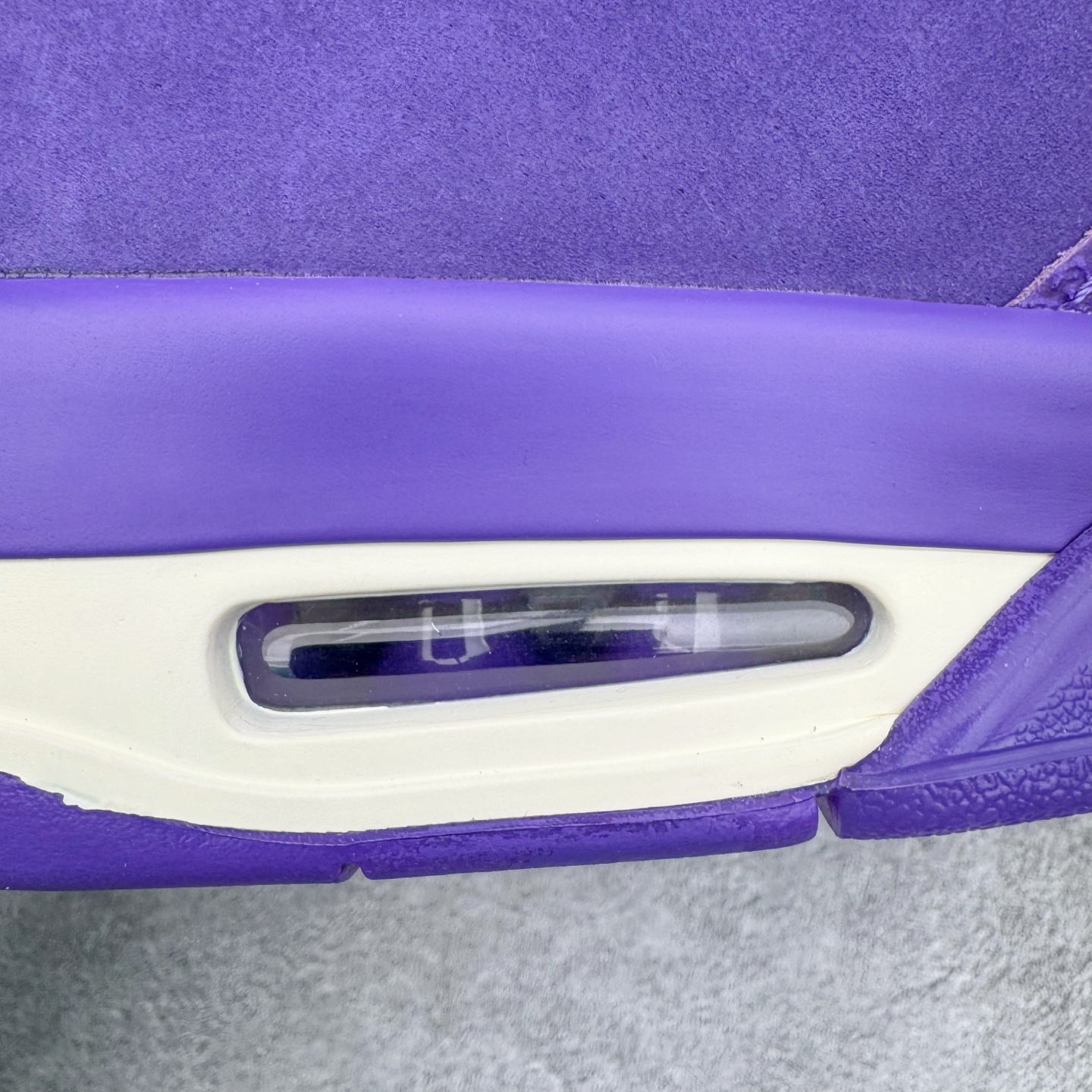 图片[13]-＃GX Nigel Sylvester x Air Jordan AJ4 Retro 联名紫色 货号：HF4340-500 圈内最强四代 独家外贸特供尺码含 45.5 49.5 50.5 耗时半年巨作 全套原纸板楦头开发 原厂特供皮料加持 确保原汁原味 完美呈现四代版型 一比一鞋头弧度高度鞋身弧度 数据细节工艺流程均保持原鞋一致 原厂TPU网格鞋带扣 正确内里网布 菱角分明不变形无多余毛边 柔软性质感一致于原鞋 市场唯一原厂鞋扣模具 背面可见隐藏注塑口 原厂织唛标 原厂飞人电绣工艺 尾指中部跳三针 独家绑鞋带手法 印刷中底布 四线拉帮 米色美纹纸贴合固定 进口港宝加持 后跟自然饱满 全鞋荧光划线卡点 追求极致完美 每一双都是工艺品 多重QC质检 超越公司货的品控标准 实实在在的免检产品 尺码：40 40.5 41 42 42.5 43 44 44.5 45 45.5 46 47.5 48.5 49.5 50.5-选品中心