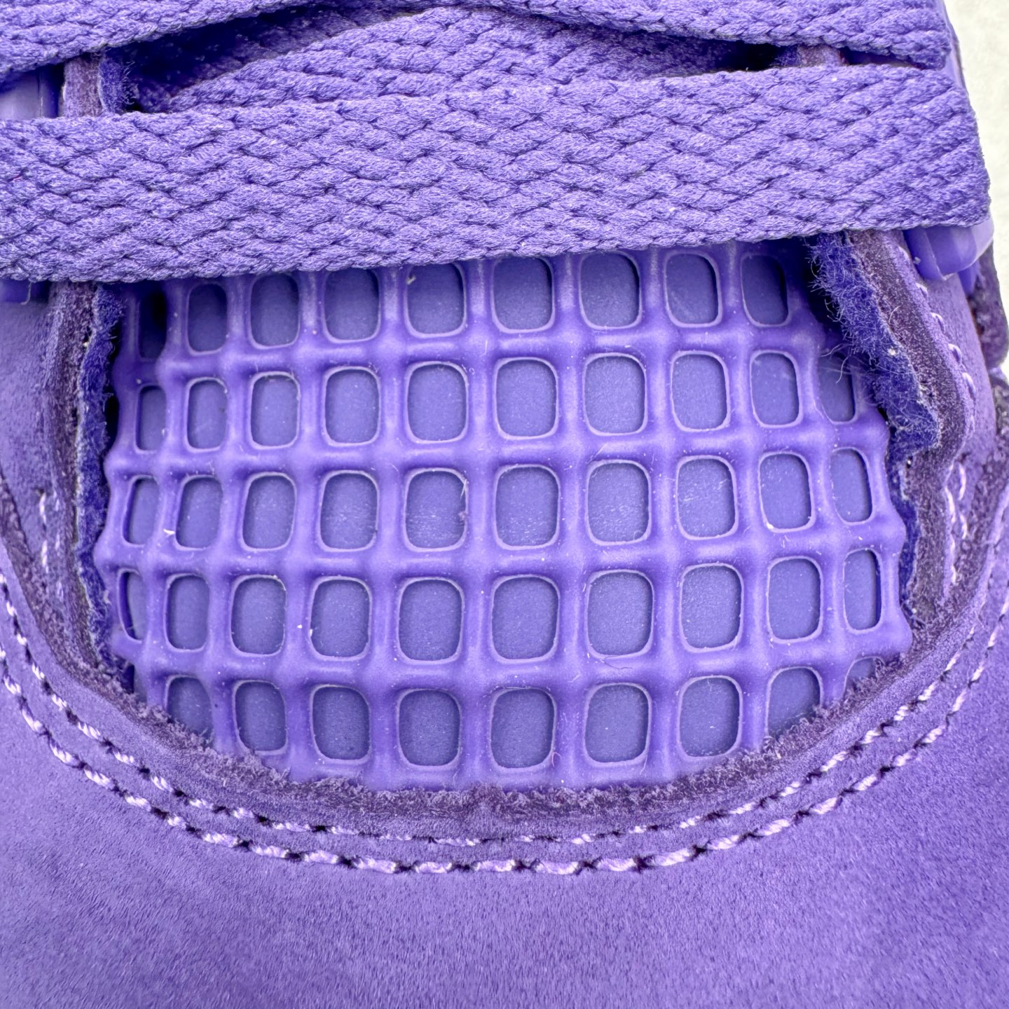 图片[19]-＃GX Nigel Sylvester x Air Jordan AJ4 Retro 联名紫色 货号：HF4340-500 圈内最强四代 独家外贸特供尺码含 45.5 49.5 50.5 耗时半年巨作 全套原纸板楦头开发 原厂特供皮料加持 确保原汁原味 完美呈现四代版型 一比一鞋头弧度高度鞋身弧度 数据细节工艺流程均保持原鞋一致 原厂TPU网格鞋带扣 正确内里网布 菱角分明不变形无多余毛边 柔软性质感一致于原鞋 市场唯一原厂鞋扣模具 背面可见隐藏注塑口 原厂织唛标 原厂飞人电绣工艺 尾指中部跳三针 独家绑鞋带手法 印刷中底布 四线拉帮 米色美纹纸贴合固定 进口港宝加持 后跟自然饱满 全鞋荧光划线卡点 追求极致完美 每一双都是工艺品 多重QC质检 超越公司货的品控标准 实实在在的免检产品 尺码：40 40.5 41 42 42.5 43 44 44.5 45 45.5 46 47.5 48.5 49.5 50.5-选品中心