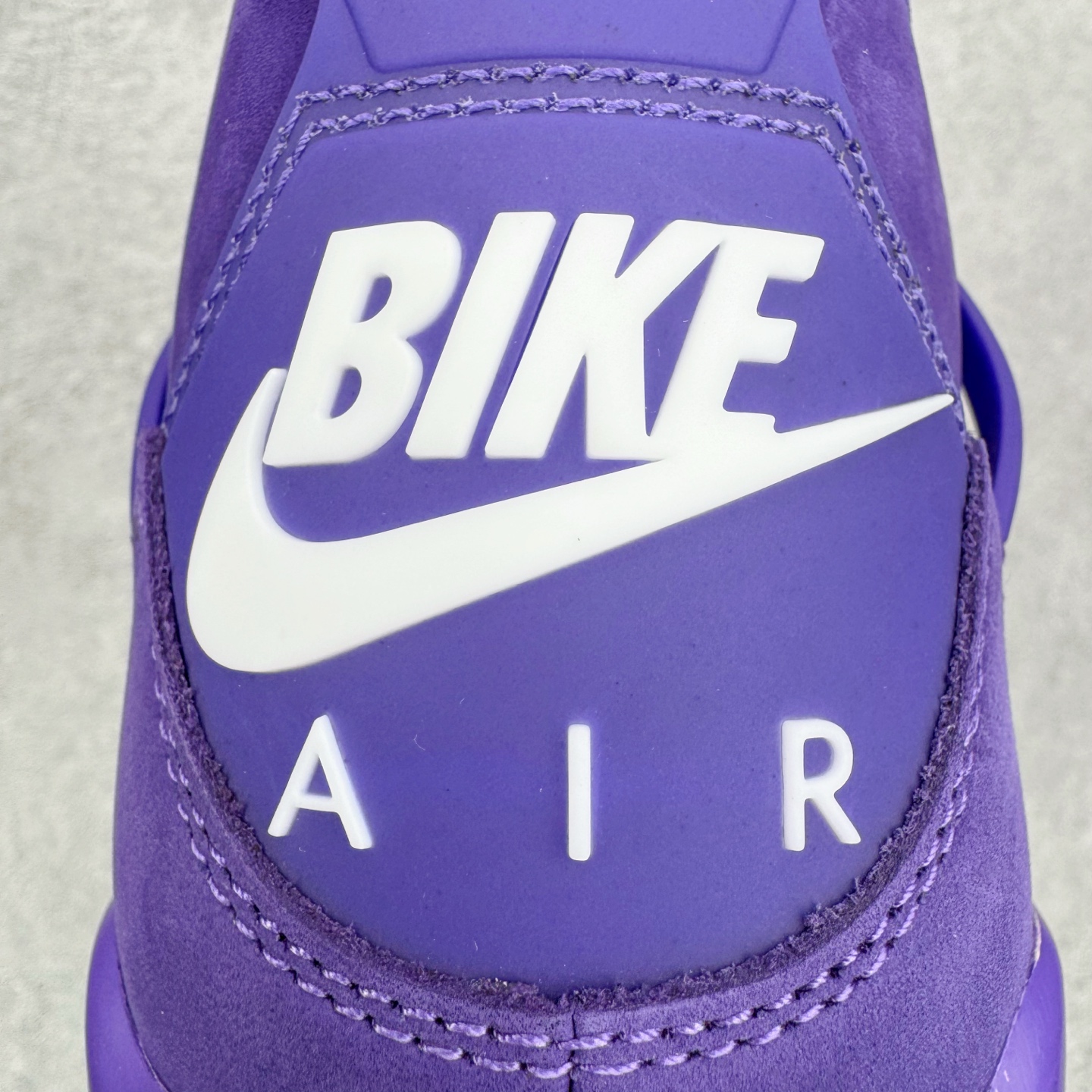 图片[11]-＃GX Nigel Sylvester x Air Jordan AJ4 Retro 联名紫色 货号：HF4340-500 圈内最强四代 独家外贸特供尺码含 45.5 49.5 50.5 耗时半年巨作 全套原纸板楦头开发 原厂特供皮料加持 确保原汁原味 完美呈现四代版型 一比一鞋头弧度高度鞋身弧度 数据细节工艺流程均保持原鞋一致 原厂TPU网格鞋带扣 正确内里网布 菱角分明不变形无多余毛边 柔软性质感一致于原鞋 市场唯一原厂鞋扣模具 背面可见隐藏注塑口 原厂织唛标 原厂飞人电绣工艺 尾指中部跳三针 独家绑鞋带手法 印刷中底布 四线拉帮 米色美纹纸贴合固定 进口港宝加持 后跟自然饱满 全鞋荧光划线卡点 追求极致完美 每一双都是工艺品 多重QC质检 超越公司货的品控标准 实实在在的免检产品 尺码：40 40.5 41 42 42.5 43 44 44.5 45 45.5 46 47.5 48.5 49.5 50.5-选品中心