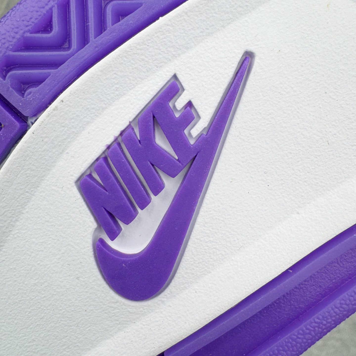 图片[12]-＃GX Nigel Sylvester x Air Jordan AJ4 Retro 联名紫色 货号：HF4340-500 圈内最强四代 独家外贸特供尺码含 45.5 49.5 50.5 耗时半年巨作 全套原纸板楦头开发 原厂特供皮料加持 确保原汁原味 完美呈现四代版型 一比一鞋头弧度高度鞋身弧度 数据细节工艺流程均保持原鞋一致 原厂TPU网格鞋带扣 正确内里网布 菱角分明不变形无多余毛边 柔软性质感一致于原鞋 市场唯一原厂鞋扣模具 背面可见隐藏注塑口 原厂织唛标 原厂飞人电绣工艺 尾指中部跳三针 独家绑鞋带手法 印刷中底布 四线拉帮 米色美纹纸贴合固定 进口港宝加持 后跟自然饱满 全鞋荧光划线卡点 追求极致完美 每一双都是工艺品 多重QC质检 超越公司货的品控标准 实实在在的免检产品 尺码：40 40.5 41 42 42.5 43 44 44.5 45 45.5 46 47.5 48.5 49.5 50.5-选品中心