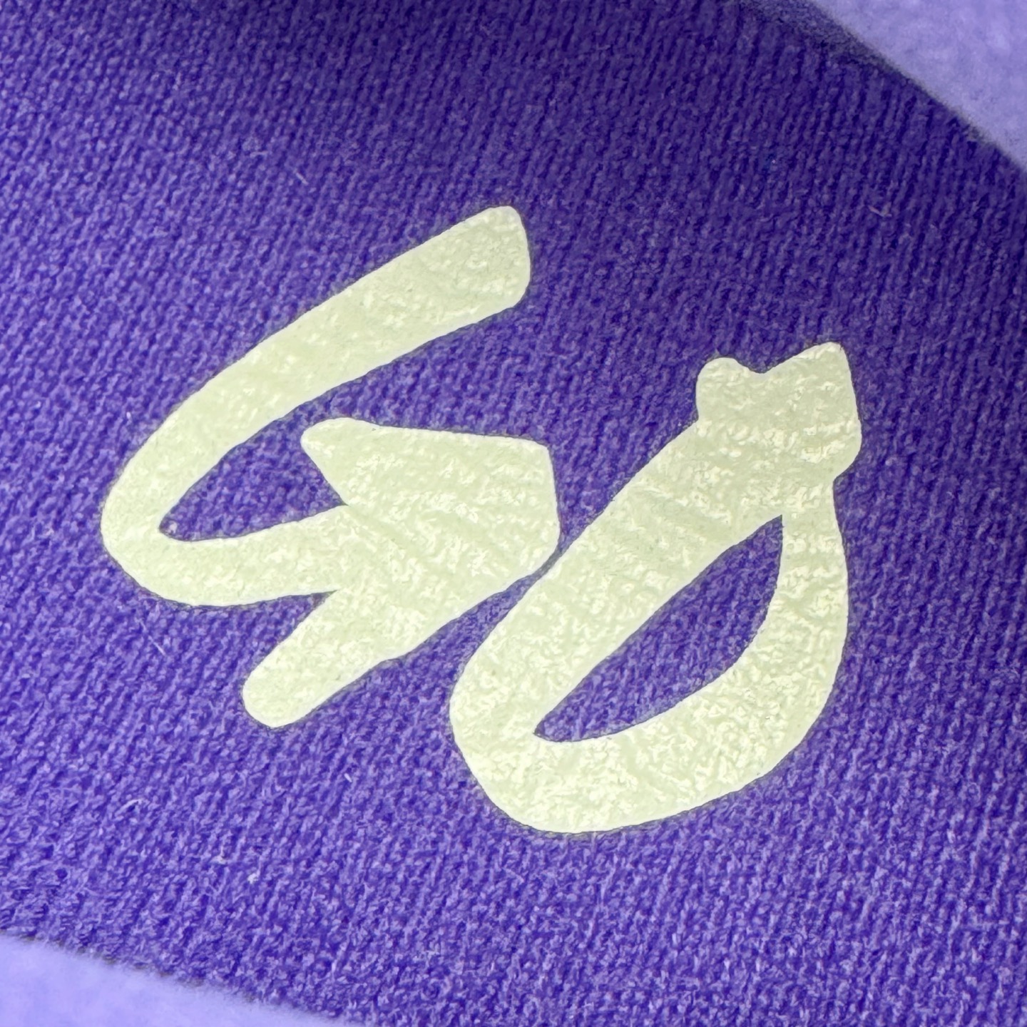 图片[22]-＃GX Nigel Sylvester x Air Jordan AJ4 Retro 联名紫色 货号：HF4340-500 圈内最强四代 独家外贸特供尺码含 45.5 49.5 50.5 耗时半年巨作 全套原纸板楦头开发 原厂特供皮料加持 确保原汁原味 完美呈现四代版型 一比一鞋头弧度高度鞋身弧度 数据细节工艺流程均保持原鞋一致 原厂TPU网格鞋带扣 正确内里网布 菱角分明不变形无多余毛边 柔软性质感一致于原鞋 市场唯一原厂鞋扣模具 背面可见隐藏注塑口 原厂织唛标 原厂飞人电绣工艺 尾指中部跳三针 独家绑鞋带手法 印刷中底布 四线拉帮 米色美纹纸贴合固定 进口港宝加持 后跟自然饱满 全鞋荧光划线卡点 追求极致完美 每一双都是工艺品 多重QC质检 超越公司货的品控标准 实实在在的免检产品 尺码：40 40.5 41 42 42.5 43 44 44.5 45 45.5 46 47.5 48.5 49.5 50.5-选品中心