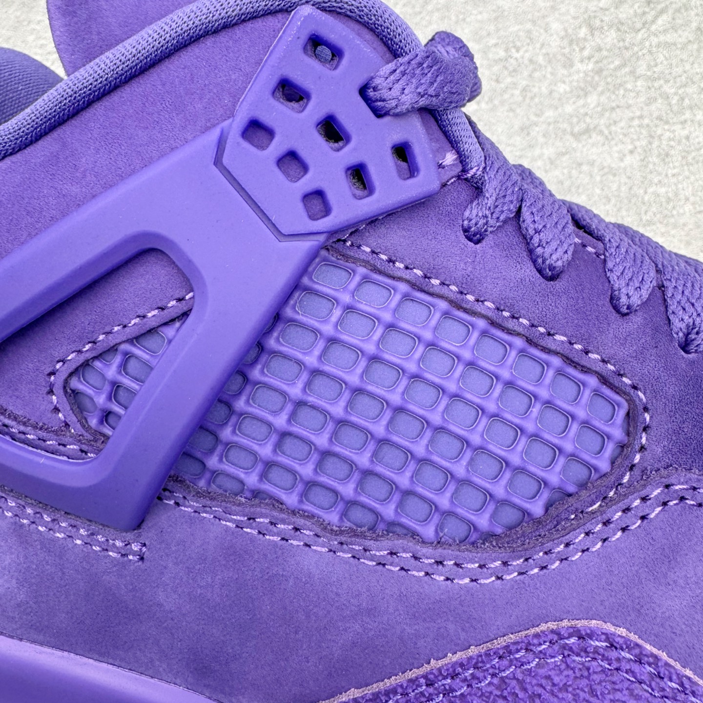 图片[15]-＃GX Nigel Sylvester x Air Jordan AJ4 Retro 联名紫色 货号：HF4340-500 圈内最强四代 独家外贸特供尺码含 45.5 49.5 50.5 耗时半年巨作 全套原纸板楦头开发 原厂特供皮料加持 确保原汁原味 完美呈现四代版型 一比一鞋头弧度高度鞋身弧度 数据细节工艺流程均保持原鞋一致 原厂TPU网格鞋带扣 正确内里网布 菱角分明不变形无多余毛边 柔软性质感一致于原鞋 市场唯一原厂鞋扣模具 背面可见隐藏注塑口 原厂织唛标 原厂飞人电绣工艺 尾指中部跳三针 独家绑鞋带手法 印刷中底布 四线拉帮 米色美纹纸贴合固定 进口港宝加持 后跟自然饱满 全鞋荧光划线卡点 追求极致完美 每一双都是工艺品 多重QC质检 超越公司货的品控标准 实实在在的免检产品 尺码：40 40.5 41 42 42.5 43 44 44.5 45 45.5 46 47.5 48.5 49.5 50.5-选品中心