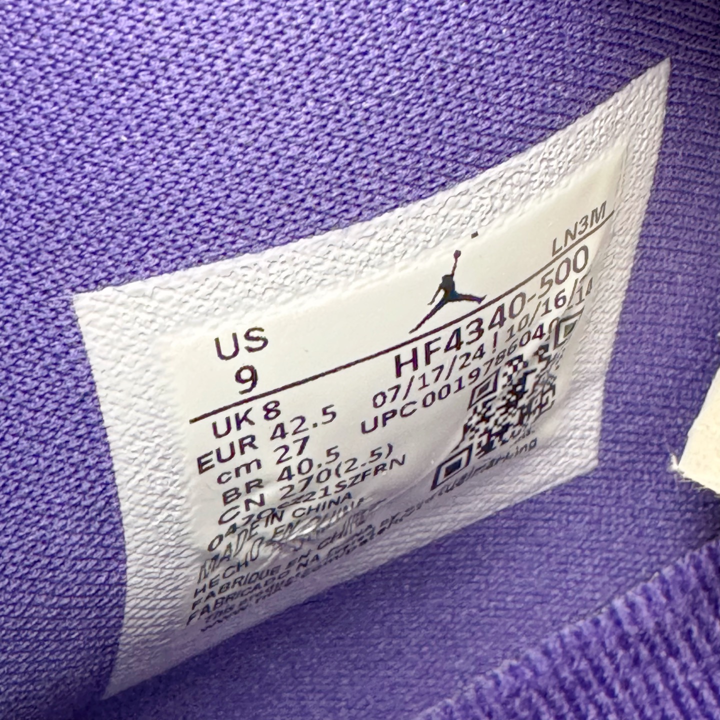 图片[21]-＃GX Nigel Sylvester x Air Jordan AJ4 Retro 联名紫色 货号：HF4340-500 圈内最强四代 独家外贸特供尺码含 45.5 49.5 50.5 耗时半年巨作 全套原纸板楦头开发 原厂特供皮料加持 确保原汁原味 完美呈现四代版型 一比一鞋头弧度高度鞋身弧度 数据细节工艺流程均保持原鞋一致 原厂TPU网格鞋带扣 正确内里网布 菱角分明不变形无多余毛边 柔软性质感一致于原鞋 市场唯一原厂鞋扣模具 背面可见隐藏注塑口 原厂织唛标 原厂飞人电绣工艺 尾指中部跳三针 独家绑鞋带手法 印刷中底布 四线拉帮 米色美纹纸贴合固定 进口港宝加持 后跟自然饱满 全鞋荧光划线卡点 追求极致完美 每一双都是工艺品 多重QC质检 超越公司货的品控标准 实实在在的免检产品 尺码：40 40.5 41 42 42.5 43 44 44.5 45 45.5 46 47.5 48.5 49.5 50.5-选品中心