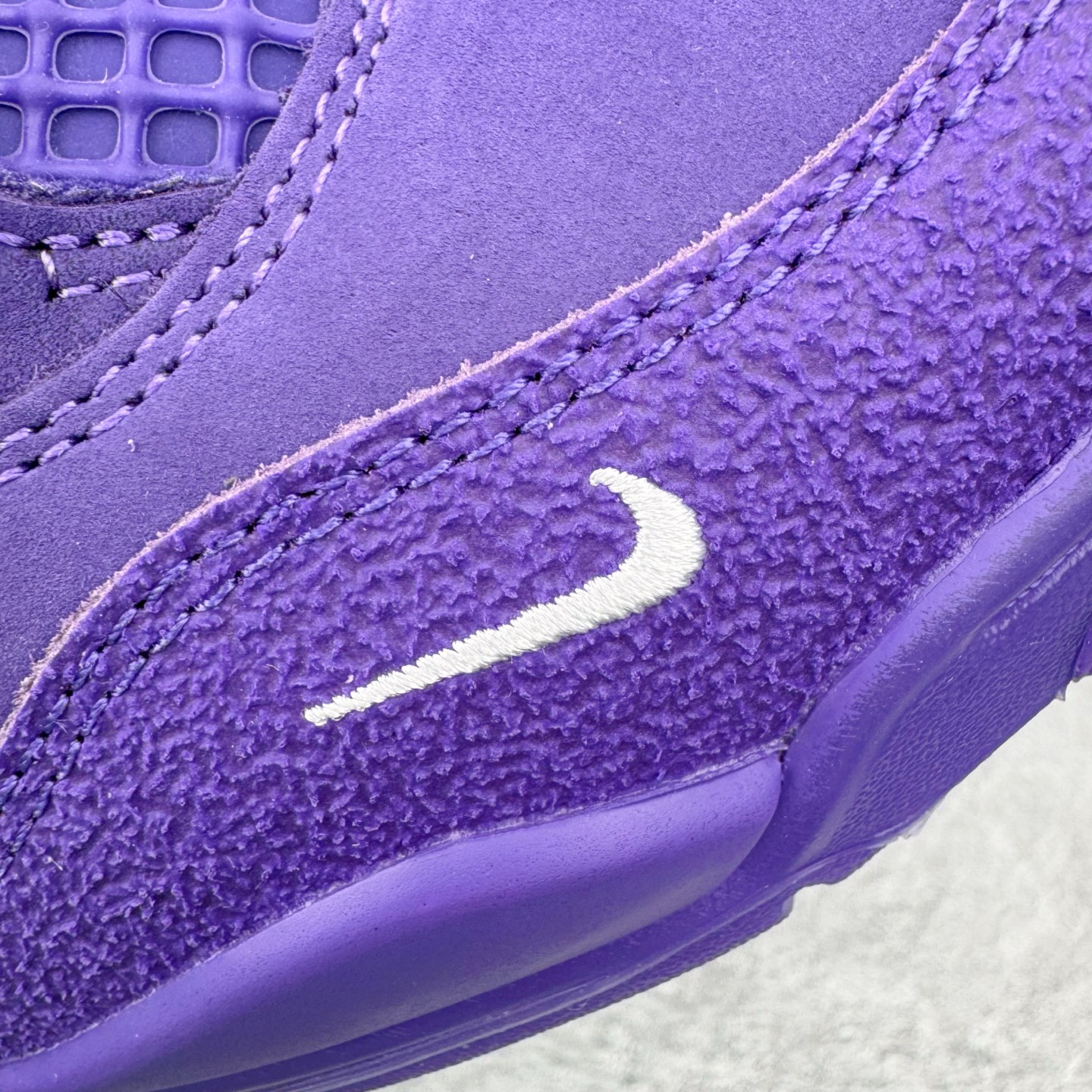 图片[18]-＃GX Nigel Sylvester x Air Jordan AJ4 Retro 联名紫色 货号：HF4340-500 圈内最强四代 独家外贸特供尺码含 45.5 49.5 50.5 耗时半年巨作 全套原纸板楦头开发 原厂特供皮料加持 确保原汁原味 完美呈现四代版型 一比一鞋头弧度高度鞋身弧度 数据细节工艺流程均保持原鞋一致 原厂TPU网格鞋带扣 正确内里网布 菱角分明不变形无多余毛边 柔软性质感一致于原鞋 市场唯一原厂鞋扣模具 背面可见隐藏注塑口 原厂织唛标 原厂飞人电绣工艺 尾指中部跳三针 独家绑鞋带手法 印刷中底布 四线拉帮 米色美纹纸贴合固定 进口港宝加持 后跟自然饱满 全鞋荧光划线卡点 追求极致完美 每一双都是工艺品 多重QC质检 超越公司货的品控标准 实实在在的免检产品 尺码：40 40.5 41 42 42.5 43 44 44.5 45 45.5 46 47.5 48.5 49.5 50.5-选品中心