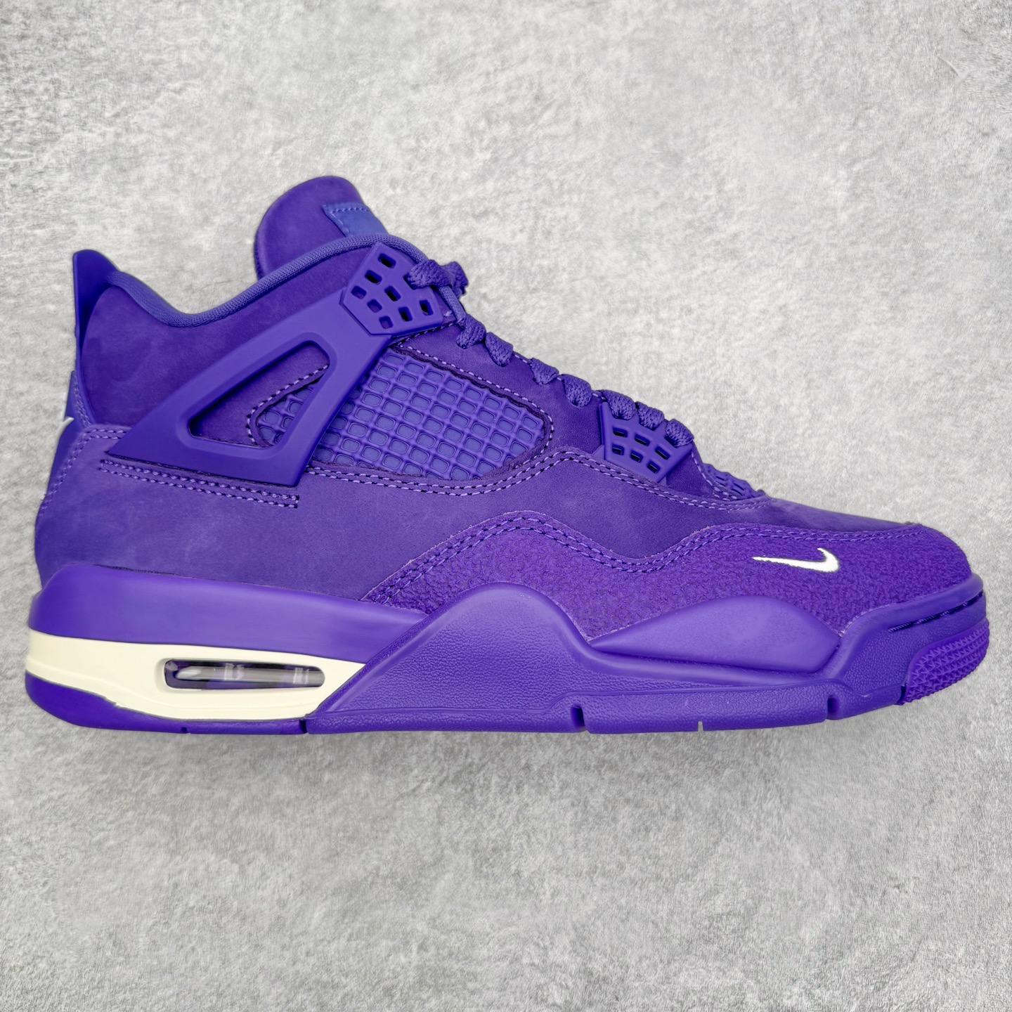 ＃GX Nigel Sylvester x Air Jordan AJ4 Retro 联名紫色 货号：HF4340-500 圈内最强四代 独家外贸特供尺码含 45.5 49.5 50.5 耗时半年巨作 全套原纸板楦头开发 原厂特供皮料加持 确保原汁原味 完美呈现四代版型 一比一鞋头弧度高度鞋身弧度 数据细节工艺流程均保持原鞋一致 原厂TPU网格鞋带扣 正确内里网布 菱角分明不变形无多余毛边 柔软性质感一致于原鞋 市场唯一原厂鞋扣模具 背面可见隐藏注塑口 原厂织唛标 原厂飞人电绣工艺 尾指中部跳三针 独家绑鞋带手法 印刷中底布 四线拉帮 米色美纹纸贴合固定 进口港宝加持 后跟自然饱满 全鞋荧光划线卡点 追求极致完美 每一双都是工艺品 多重QC质检 超越公司货的品控标准 实实在在的免检产品 尺码：40 40.5 41 42 42.5 43 44 44.5 45 45.5 46 47.5 48.5 49.5 50.5-选品中心