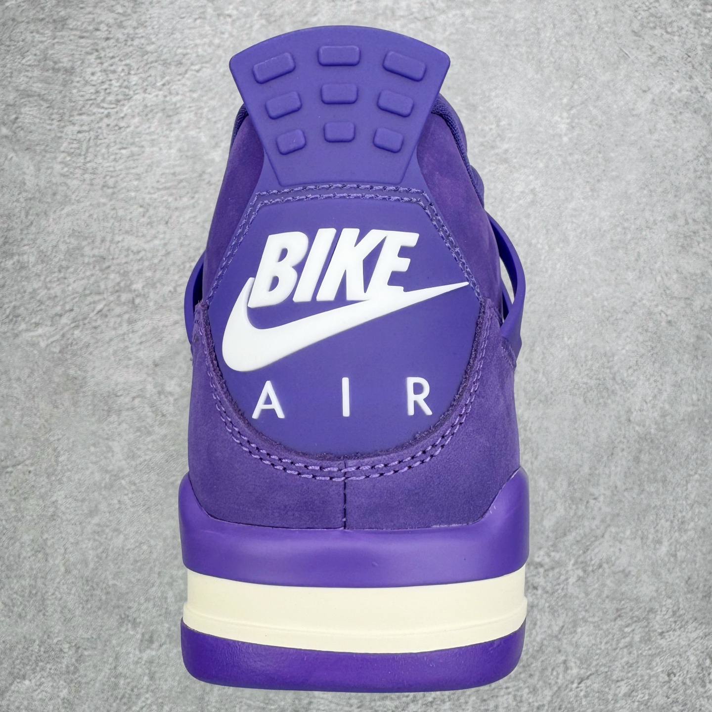 图片[8]-＃GX Nigel Sylvester x Air Jordan AJ4 Retro 联名紫色 货号：HF4340-500 圈内最强四代 独家外贸特供尺码含 45.5 49.5 50.5 耗时半年巨作 全套原纸板楦头开发 原厂特供皮料加持 确保原汁原味 完美呈现四代版型 一比一鞋头弧度高度鞋身弧度 数据细节工艺流程均保持原鞋一致 原厂TPU网格鞋带扣 正确内里网布 菱角分明不变形无多余毛边 柔软性质感一致于原鞋 市场唯一原厂鞋扣模具 背面可见隐藏注塑口 原厂织唛标 原厂飞人电绣工艺 尾指中部跳三针 独家绑鞋带手法 印刷中底布 四线拉帮 米色美纹纸贴合固定 进口港宝加持 后跟自然饱满 全鞋荧光划线卡点 追求极致完美 每一双都是工艺品 多重QC质检 超越公司货的品控标准 实实在在的免检产品 尺码：40 40.5 41 42 42.5 43 44 44.5 45 45.5 46 47.5 48.5 49.5 50.5-选品中心