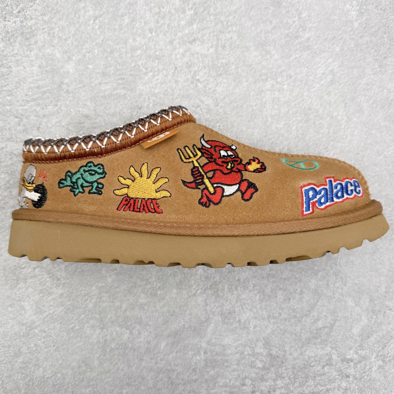 UGG 7290 秋冬羊皮毛一体雪地靴 全鞋采用ZP同厂 隆丰A级澳洲进口羊皮毛一体 品牌代工厂生产线 完全遵循ZP工艺流程 代工厂原厂版师 秉承无原鞋不开发选择 注重每一处细节 市面最正版型 TREADLITE\\\