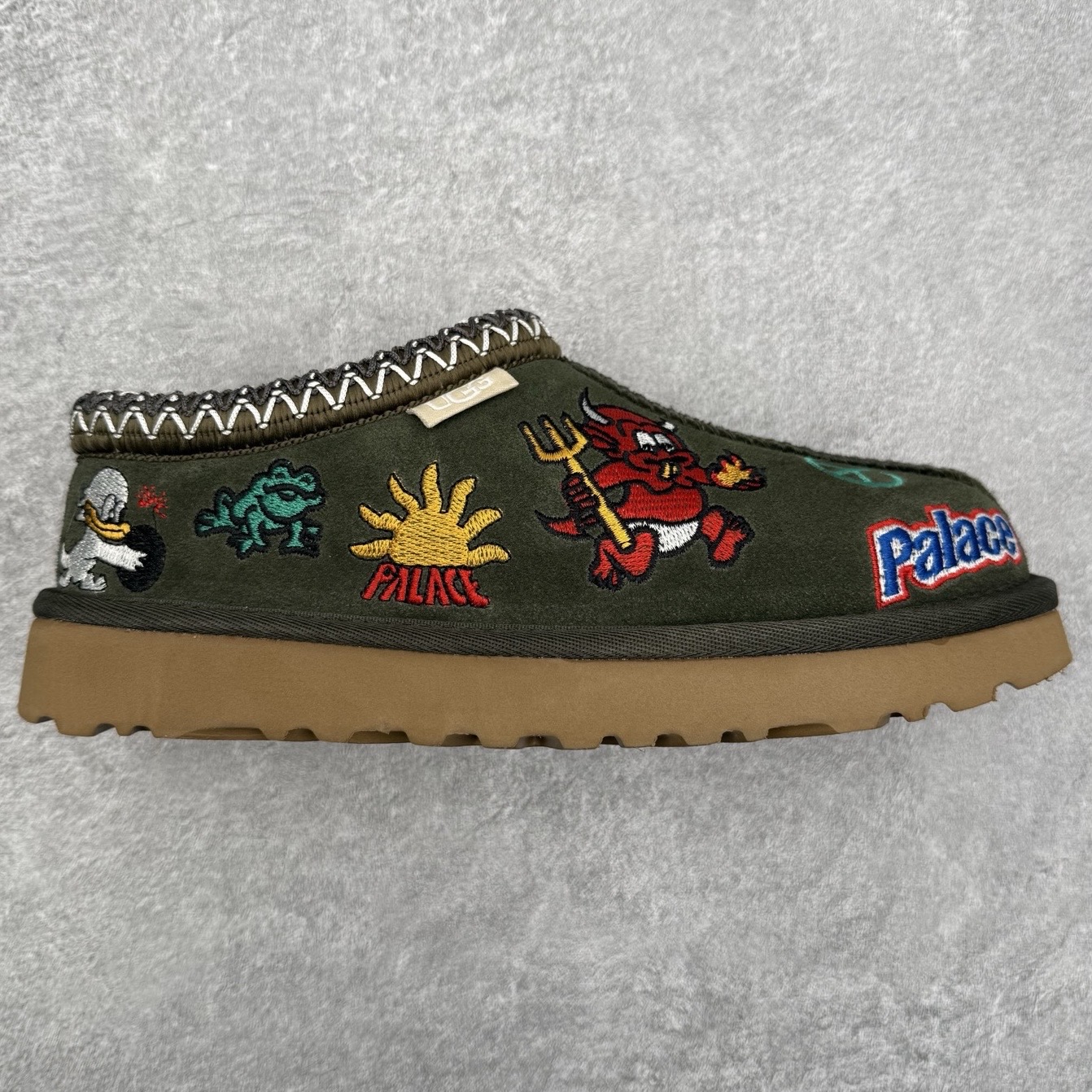 UGG 7290 秋冬羊皮毛一体雪地靴 全鞋采用ZP同厂 隆丰A级澳洲进口羊皮毛一体 品牌代工厂生产线 完全遵循ZP工艺流程 代工厂原厂版师 秉承无原鞋不开发选择 注重每一处细节 市面最正版型 TREADLITE\\\