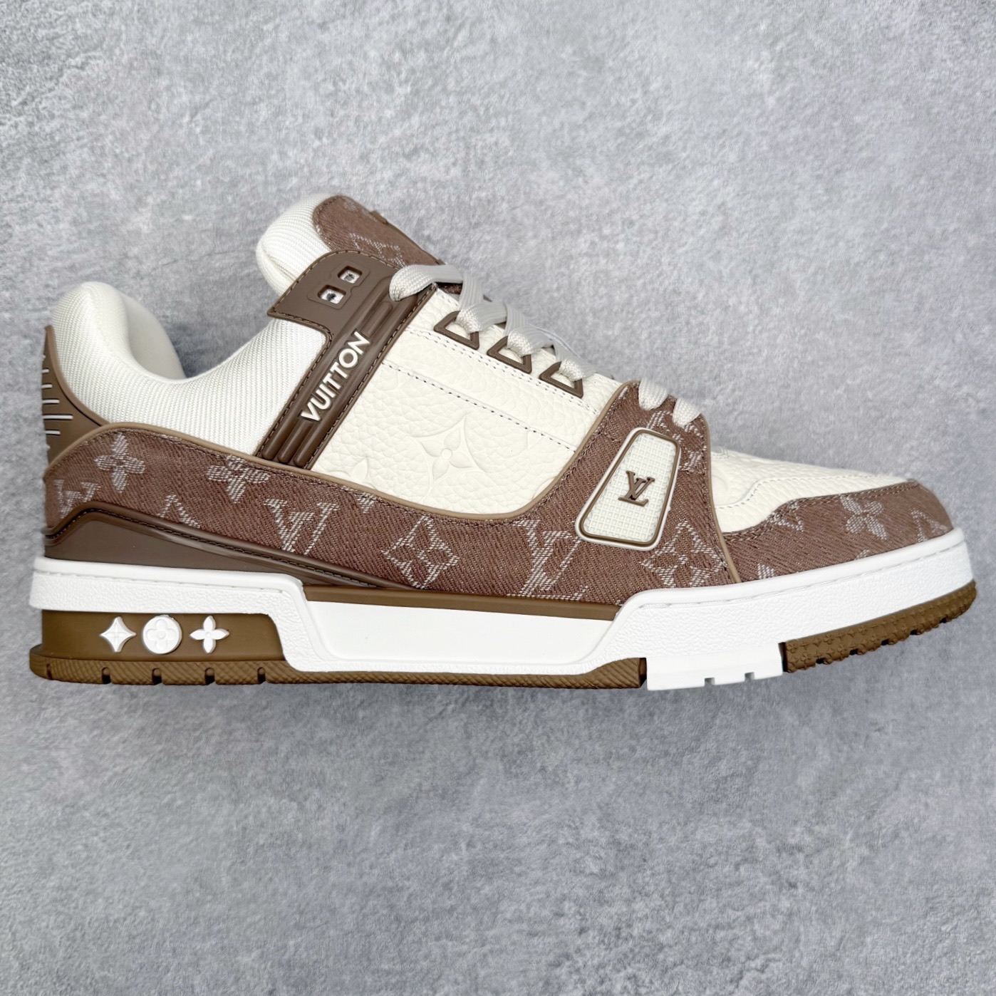 Louis Vuitton Trainer lv时装走秀运动鞋 完美鞋型超高的清洁度 零毛边线头瑕疵 全套原楦原纸版原鞋开模 全网最具灵魂的版型 正确原装黄色鞋盒 正确中底印花 鞋面印花3D高频深度立体 全鞋电脑针车 紧密相连 针距密度一致 环保乳胶注塑鞋垫 厚度脚感还原原版 皮面裁剪部位 统一油边封口工艺 原装橡胶大底含胶量大底组合零偏差 专柜全套包装 防尘袋 说明书 质保卡 男女鞋 尺码：35 36 37 38 39 40 41 42 43 44 45-选品中心