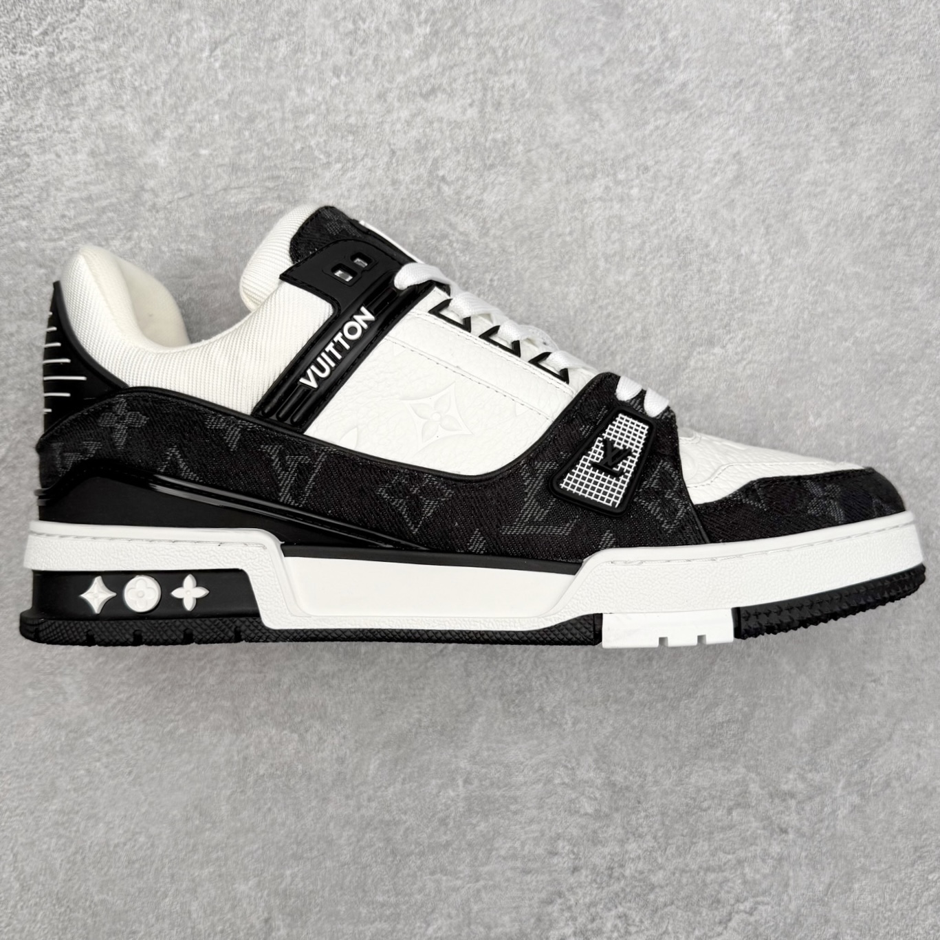 Louis Vuitton Trainer lv时装走秀运动鞋 完美鞋型超高的清洁度 零毛边线头瑕疵 全套原楦原纸版原鞋开模 全网最具灵魂的版型 正确原装黄色鞋盒 正确中底印花 鞋面印花3D高频深度立体 全鞋电脑针车 紧密相连 针距密度一致 环保乳胶注塑鞋垫 厚度脚感还原原版 皮面裁剪部位 统一油边封口工艺 原装橡胶大底含胶量大底组合零偏差 专柜全套包装 防尘袋 说明书 质保卡 男女鞋 尺码：35 36 37 38 39 40 41 42 43 44 45-选品中心