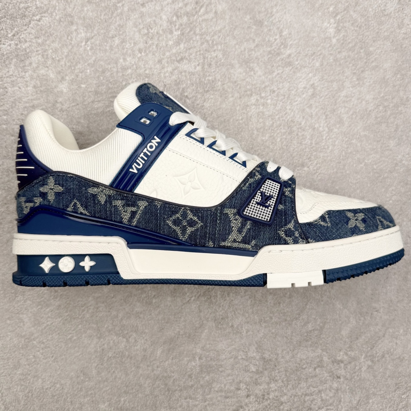 Louis Vuitton Trainer lv时装走秀运动鞋 完美鞋型超高的清洁度 零毛边线头瑕疵 全套原楦原纸版原鞋开模 全网最具灵魂的版型 正确原装黄色鞋盒 正确中底印花 鞋面印花3D高频深度立体 全鞋电脑针车 紧密相连 针距密度一致 环保乳胶注塑鞋垫 厚度脚感还原原版 皮面裁剪部位 统一油边封口工艺 原装橡胶大底含胶量大底组合零偏差 专柜全套包装 防尘袋 说明书 质保卡 男女鞋 尺码：35 36 37 38 39 40 41 42 43 44 45-选品中心