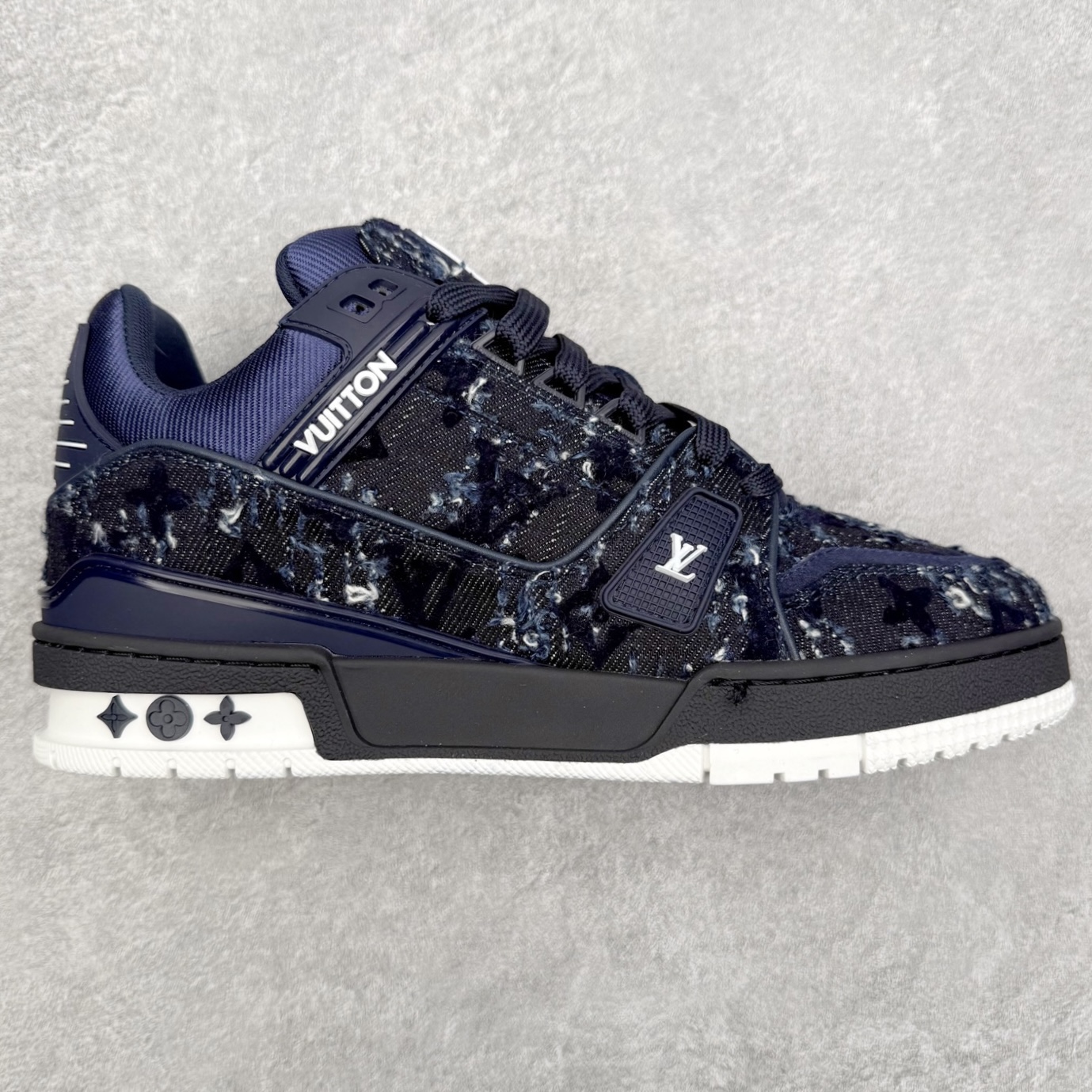 Louis Vuitton Trainer lv时装走秀运动鞋 完美鞋型超高的清洁度 零毛边线头瑕疵 全套原楦原纸版原鞋开模 全网最具灵魂的版型 正确原装黄色鞋盒 正确中底印花 鞋面印花3D高频深度立体 全鞋电脑针车 紧密相连 针距密度一致 环保乳胶注塑鞋垫 厚度脚感还原原版 皮面裁剪部位 统一油边封口工艺 原装橡胶大底含胶量大底组合零偏差 专柜全套包装 防尘袋 说明书 质保卡 男女鞋 尺码：35 36 37 38 39 40 41 42 43 44 45-选品中心