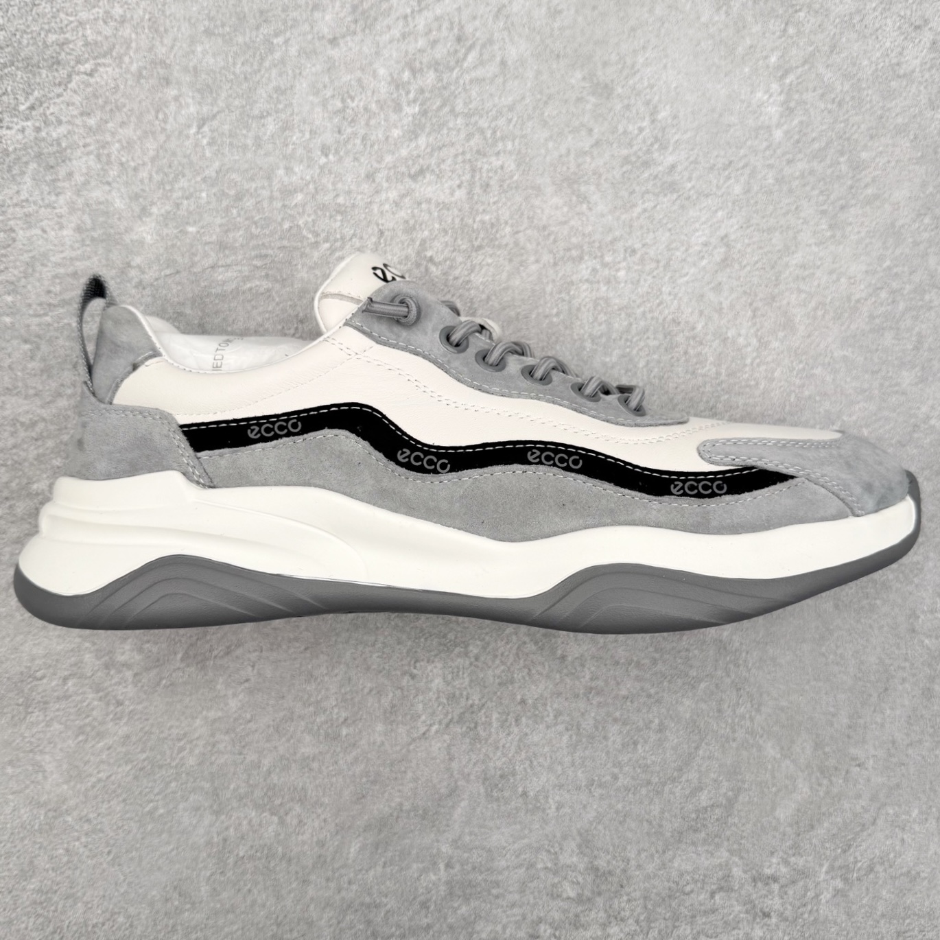 ECCO爱步男鞋 百搭休闲老爹鞋 柔酷8号系列运动鞋 经典和现代工艺品质融合 精选小牛皮面料 舒适柔软细腻 版型楦型上脚非常到位 四季热销款 独有鞋型设计 特有LOGO鞋边走字 新颖时尚有型 北欧风格 舒适休闲 超弹性 耐磨减震 PU+TPU按摩大底 经典潮流 随意搭配！舒适度极高 匠心工艺！尺码：38 39 40 41 42 43 44 （皮鞋码）-选品中心