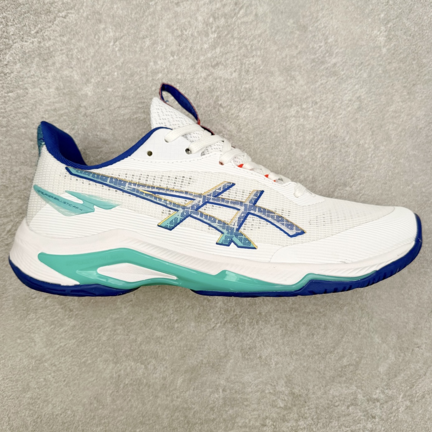 Asics NETBURNER BALLISTIC FF 4 亚瑟士舒适时尚潮流简约减震低帮训练鞋 DYNAWRAP 技术可提升稳定性 FLYTEFOAM 科技打造轻量缓冲组件 FLYTEFOAM Propel 技术鞋垫可提升吸震与回弹效果 TWISSTRUS 技术可提升速度与变向奔跑动作ASICSGRIP 科技可提升在球场上的抓地力 后足 GEL 缓冲科技可提供出色的避震效果AHAR 橡胶可提升耐用性 尺码：35 36 36.5 37 38 38.5 39 40 40.5 41 42 42.5 43 44 45-选品中心