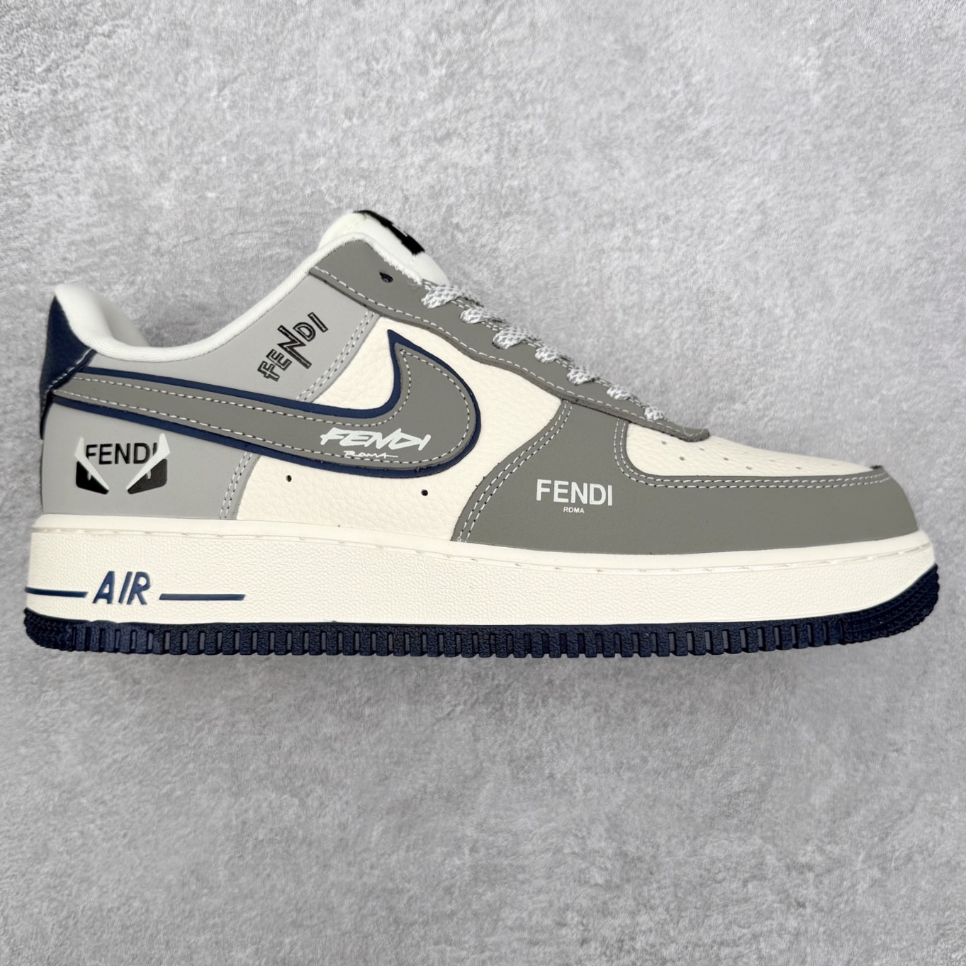 NK Air Force 1´07 Low 空军一号低帮百搭休闲运动板鞋 DF0188-110 柔软、弹性十足的缓震性能和出色的中底设计 横跨复古与现代的外型结合 造就出风靡全球 三十多年的Force 1 直到今天还深受青睐 实拍调校N版已经零色差零失真 百分百还原实物色彩所见即所得 不存在货不对板色差等低级问题 选购参考实物拍摄 不混卖不参货 只用心做好货严格选品 承诺混一赔十 尺码：36 36.5 37.5 38 38.5 39 40 40.5 41 42 42.5 43 44 44.5 45-选品中心