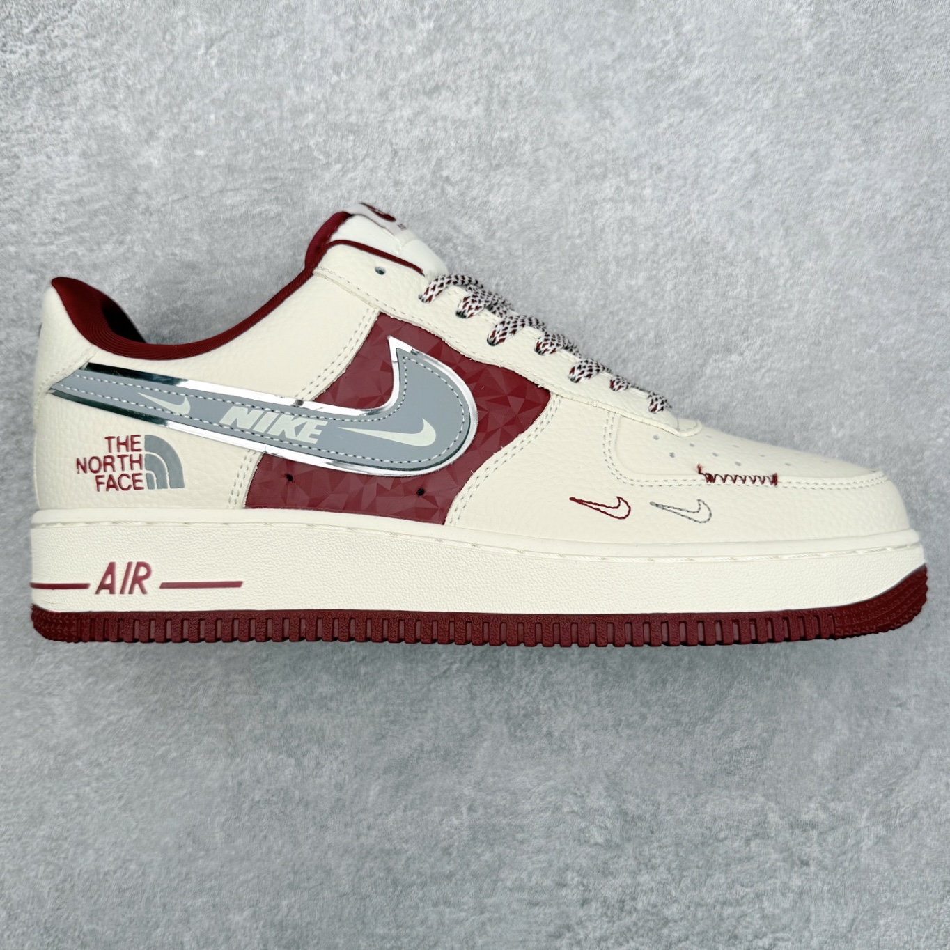 NK Air Force 1´07 Low 空军一号低帮百搭休闲运动板鞋 DF0188-112 柔软、弹性十足的缓震性能和出色的中底设计 横跨复古与现代的外型结合 造就出风靡全球 三十多年的Force 1 直到今天还深受青睐 实拍调校N版已经零色差零失真 百分百还原实物色彩所见即所得 不存在货不对板色差等低级问题 选购参考实物拍摄 不混卖不参货 只用心做好货严格选品 承诺混一赔十 尺码：36 36.5 37.5 38 38.5 39 40 40.5 41 42 42.5 43 44 44.5 45-选品中心