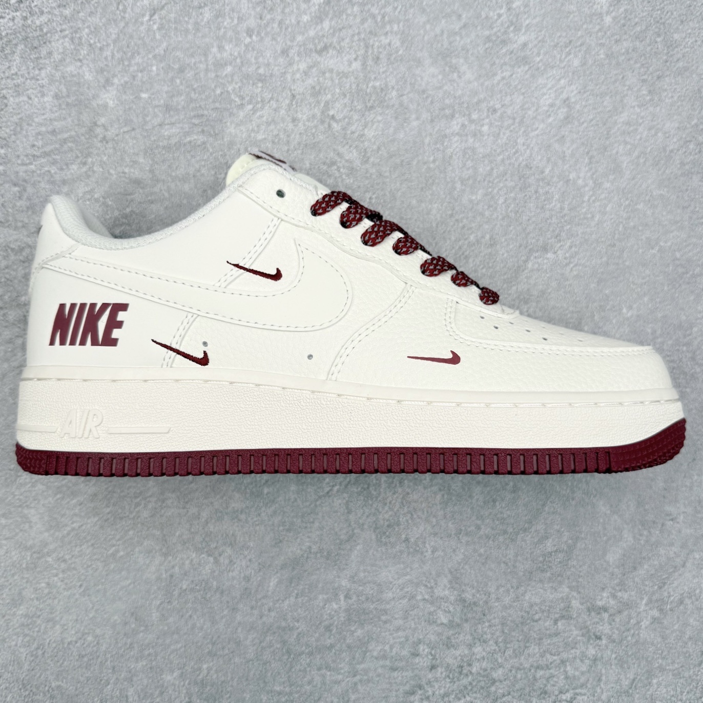NK Air Force 1´07 Low 空军一号低帮百搭休闲运动板鞋 GX3170-108 柔软、弹性十足的缓震性能和出色的中底设计 横跨复古与现代的外型结合 造就出风靡全球 三十多年的Force 1 直到今天还深受青睐 实拍调校N版已经零色差零失真 百分百还原实物色彩所见即所得 不存在货不对板色差等低级问题 选购参考实物拍摄 不混卖不参货 只用心做好货严格选品 承诺混一赔十 尺码：36 36.5 37.5 38 38.5 39 40 40.5 41 42 42.5 43 44 44.5 45-选品中心