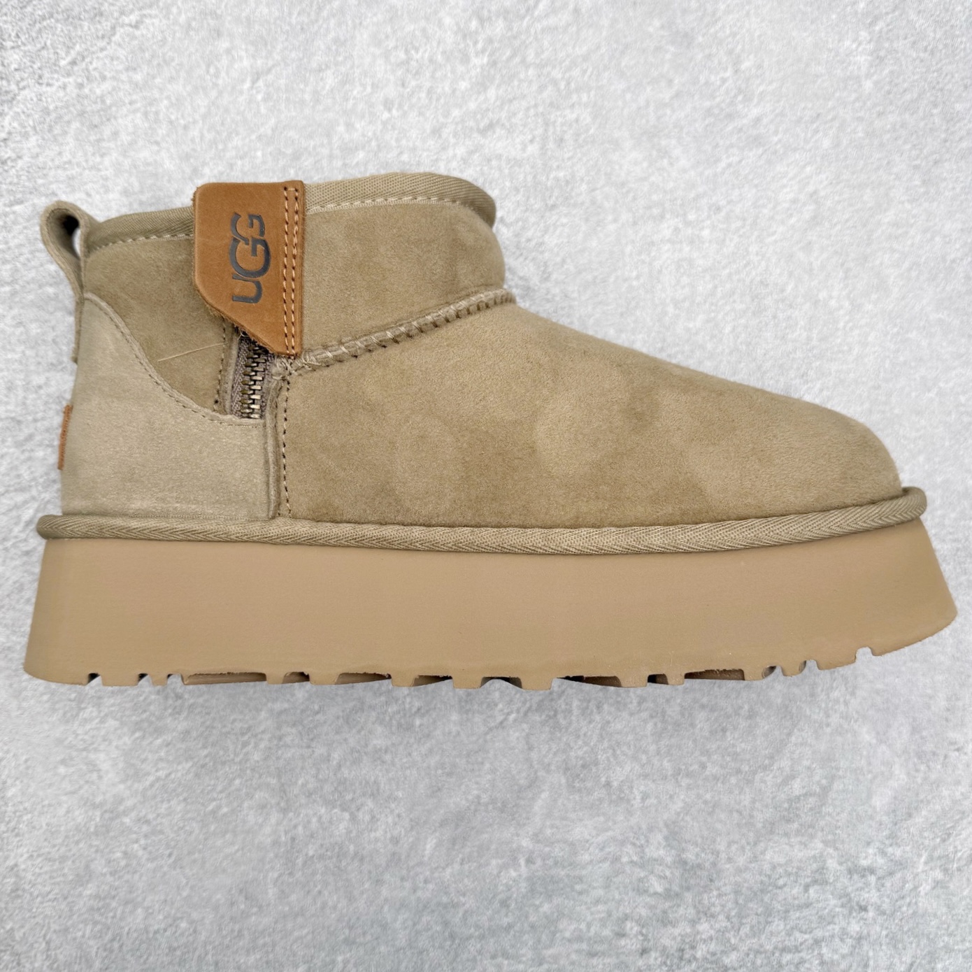 UGG 8011 秋冬羊皮毛一体雪地靴 全鞋采用ZP同厂 隆丰A级澳洲进口羊皮毛一体 品牌代工厂生产线 完全遵循ZP工艺流程 代工厂原厂版师 秉承无原鞋不开发选择 注重每一处细节 市面最正版型 TREADLITE\\\