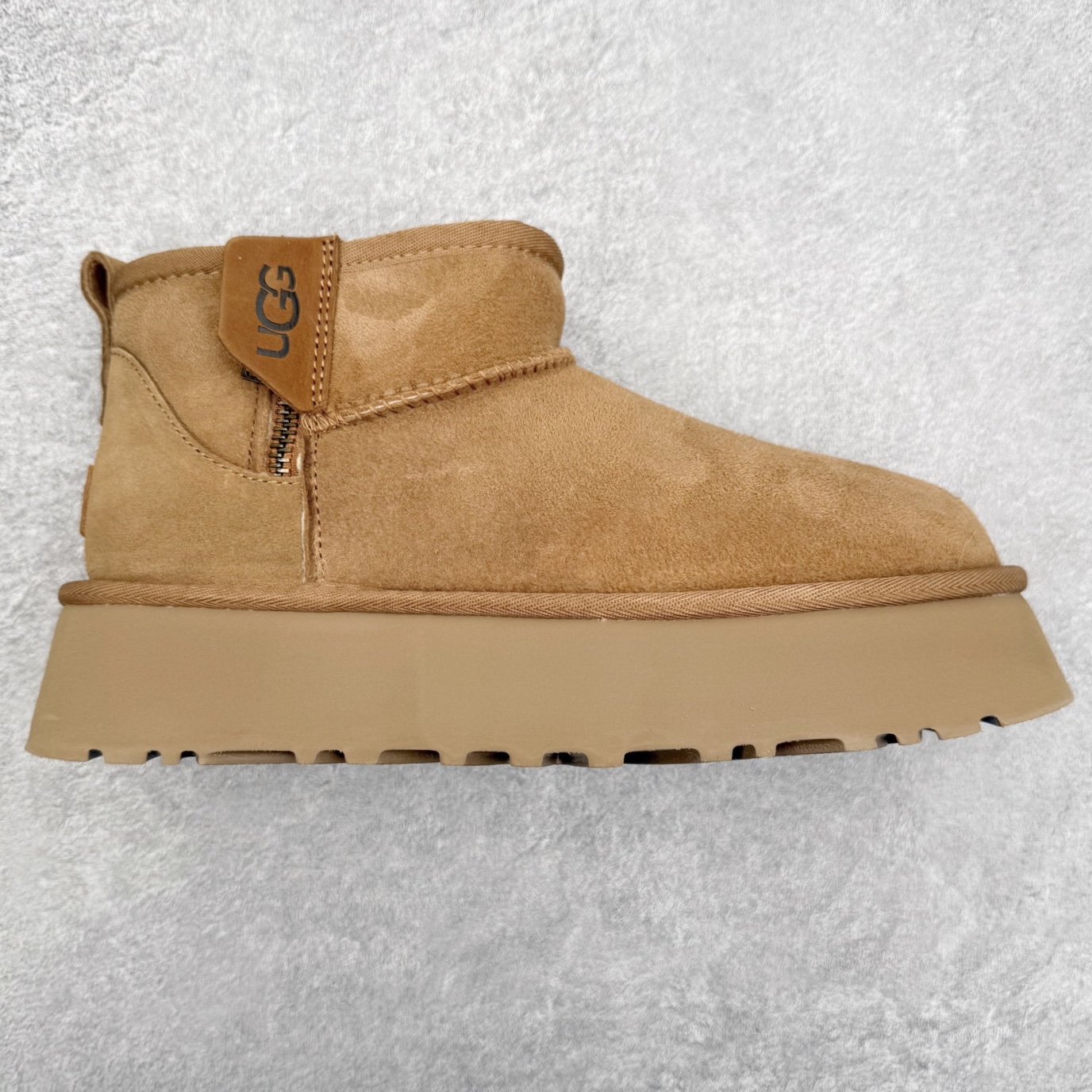 UGG 8011 秋冬羊皮毛一体雪地靴 全鞋采用ZP同厂 隆丰A级澳洲进口羊皮毛一体 品牌代工厂生产线 完全遵循ZP工艺流程 代工厂原厂版师 秉承无原鞋不开发选择 注重每一处细节 市面最正版型 TREADLITE\\\