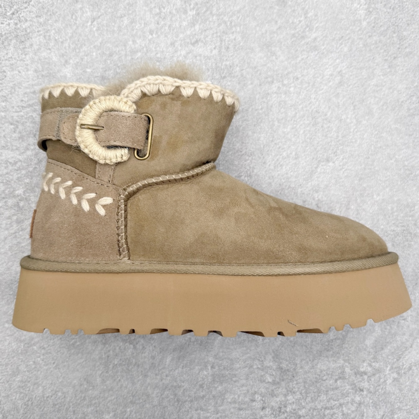 UGG 0817 秋冬羊皮毛一体雪地靴 全鞋采用ZP同厂 隆丰A级澳洲进口羊皮毛一体 品牌代工厂生产线 完全遵循ZP工艺流程 代工厂原厂版师 秉承无原鞋不开发选择 注重每一处细节 市面最正版型 TREADLITE\\\