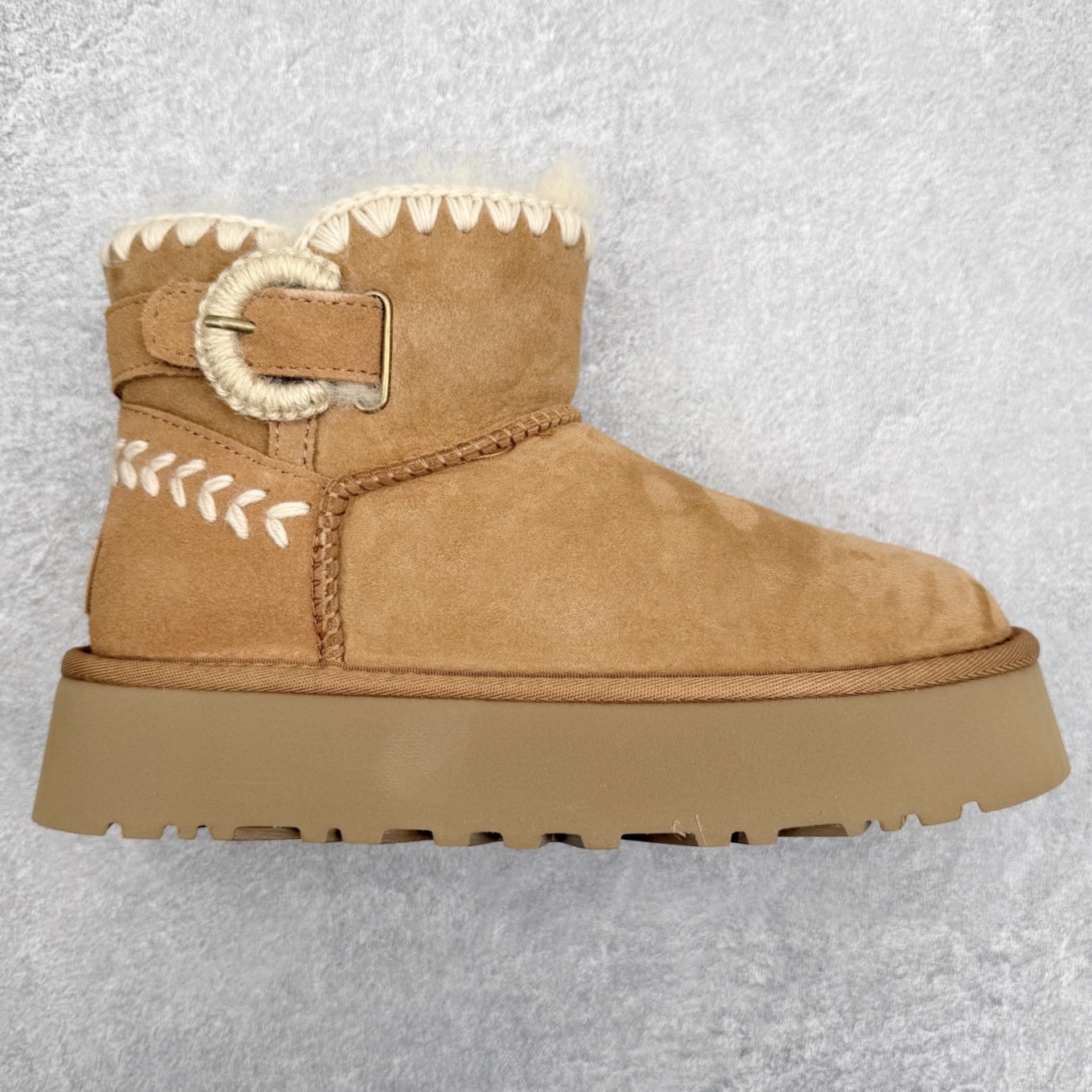 UGG 0817 秋冬羊皮毛一体雪地靴 全鞋采用ZP同厂 隆丰A级澳洲进口羊皮毛一体 品牌代工厂生产线 完全遵循ZP工艺流程 代工厂原厂版师 秉承无原鞋不开发选择 注重每一处细节 市面最正版型 TREADLITE\\\