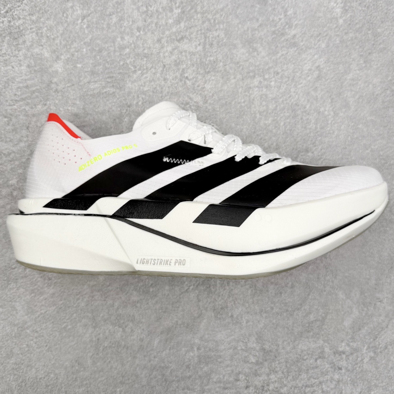 AD Adizero Adios Pro 4 马拉松竞速专业跑鞋 CELERMESH针织网面非常轻薄 纤维间的缝隙很大 可以保证跑步时的透气、排汗效果 鞋舌直接与两侧的内衬和鞋底连接在一起 在跑步过程中不会被鞋舌的左右移动所困扰 在标准鞋带孔的基础上再拓宽一组鞋带孔 适合不同脚型的需求 突破性 EnergyRods 技术，有助于跑者实现更好的成绩 中底独特的LIGHTSTRIKE PRO泡棉材质 微弹感觉在跑步过程中给予了良好的支撑体验 对于顶级精英和高水平进阶跑者来说 ADIOS PRO是一双值得信赖的竞速比赛用鞋 尺码：36 36.5 37.5 38 38.5 39 40 40.5 41 42 42.5 43 44 44.5 45-选品中心