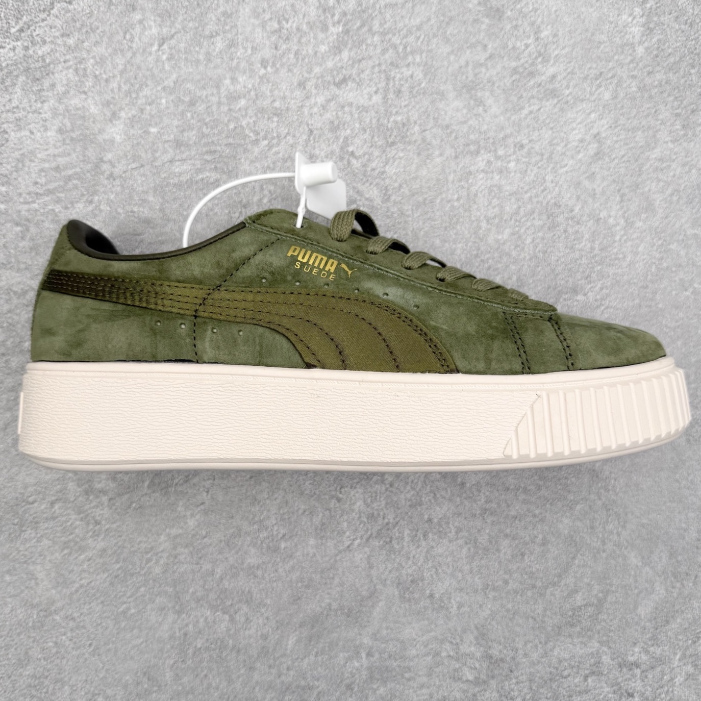 #福利特价 ️ PUMA Suede Platform 彪马三明治厚底金标男女款复古休闲鞋增高运动鞋松糕跟板鞋 整双鞋款以经典的PUMA Suede鞋面为基底 采用高级麂皮材质打造 质感满载 鞋侧的金色烫印PUMA Logo引人瞩目 时尚有型 特色之一的加厚橡胶鞋底 让你默默长高3公分 以品牌经典的 Suede 为设计原型 耀眼奢华个性十足 超多明星、博主都在穿 编码:Sby1936070