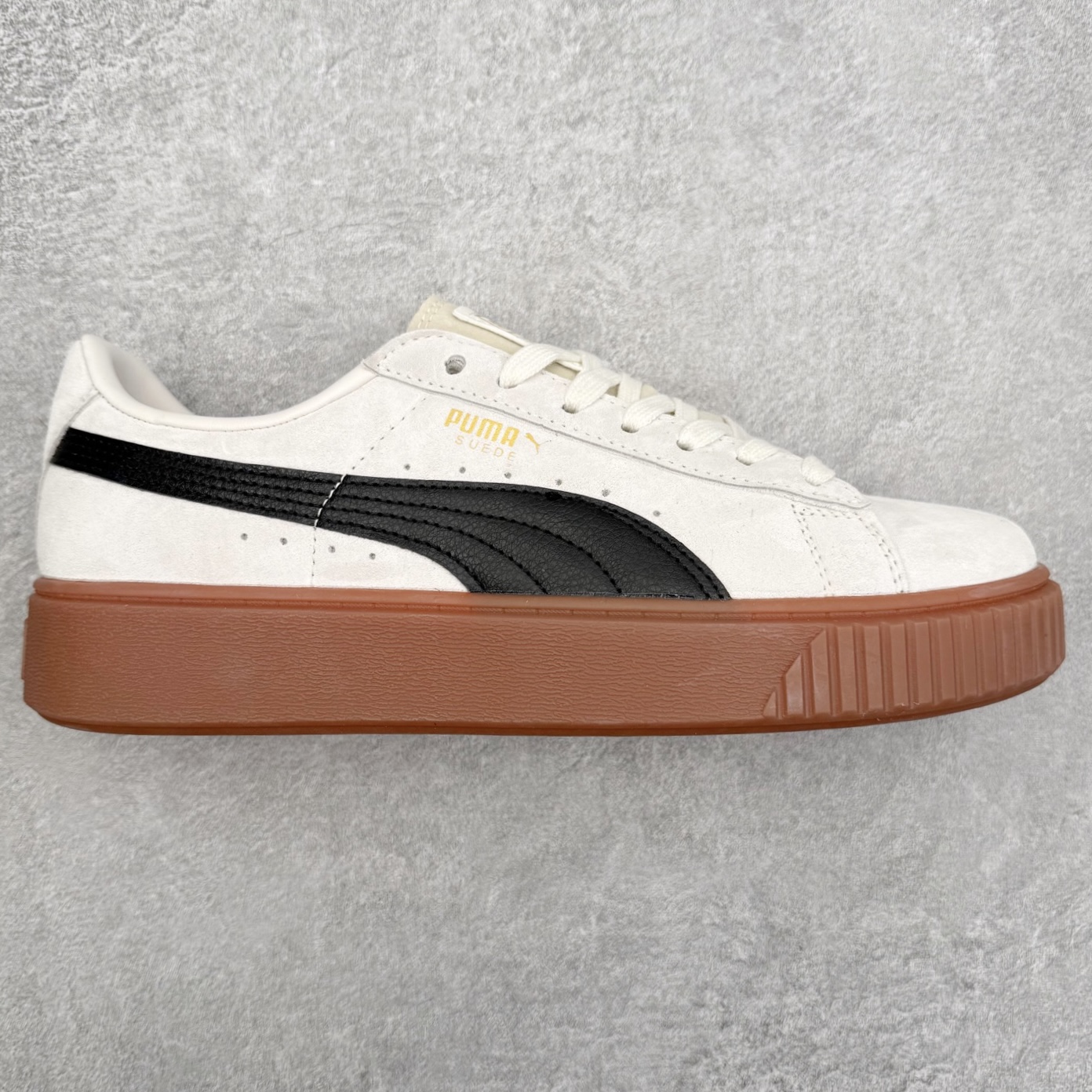 #福利特价 ️ PUMA Suede Platform 彪马三明治厚底金标男女款复古休闲鞋增高运动鞋松糕跟板鞋 整双鞋款以经典的PUMA Suede鞋面为基底 采用高级麂皮材质打造 质感满载 鞋侧的金色烫印PUMA Logo引人瞩目 时尚有型 特色之一的加厚橡胶鞋底 让你默默长高3公分 以品牌经典的 Suede 为设计原型 耀眼奢华个性十足 超多明星、博主都在穿 编码:Sby1936070